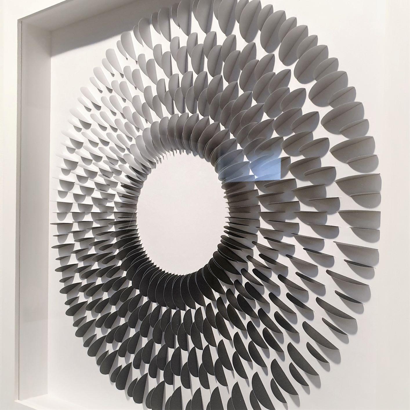 Modesta B&W is a unique contemporary modern paper relief by renowned Polish-Dutch artist Eliza Kopec. This relief is a typical example of her preferred minimalist abstract geometric vocabulary, formal and strict, but at the same time a visual beauty