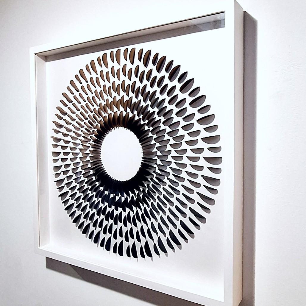 Rozetta Dark (Dunkel) - relieve geométrico abstracto moderno contemporáneo en papel - Abstract Painting Gris de Eliza Kopec