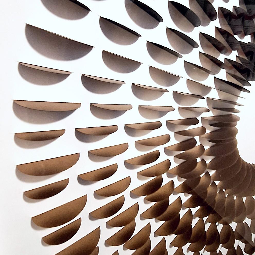 Rozetta Dark (Dunkel) es un relieve en papel moderno contemporáneo único, obra de la renombrada artista polaco-holandesa Eliza Kopec. Este relieve es un ejemplo típico de su vocabulario geométrico abstracto minimalista preferido, formal y estricto,