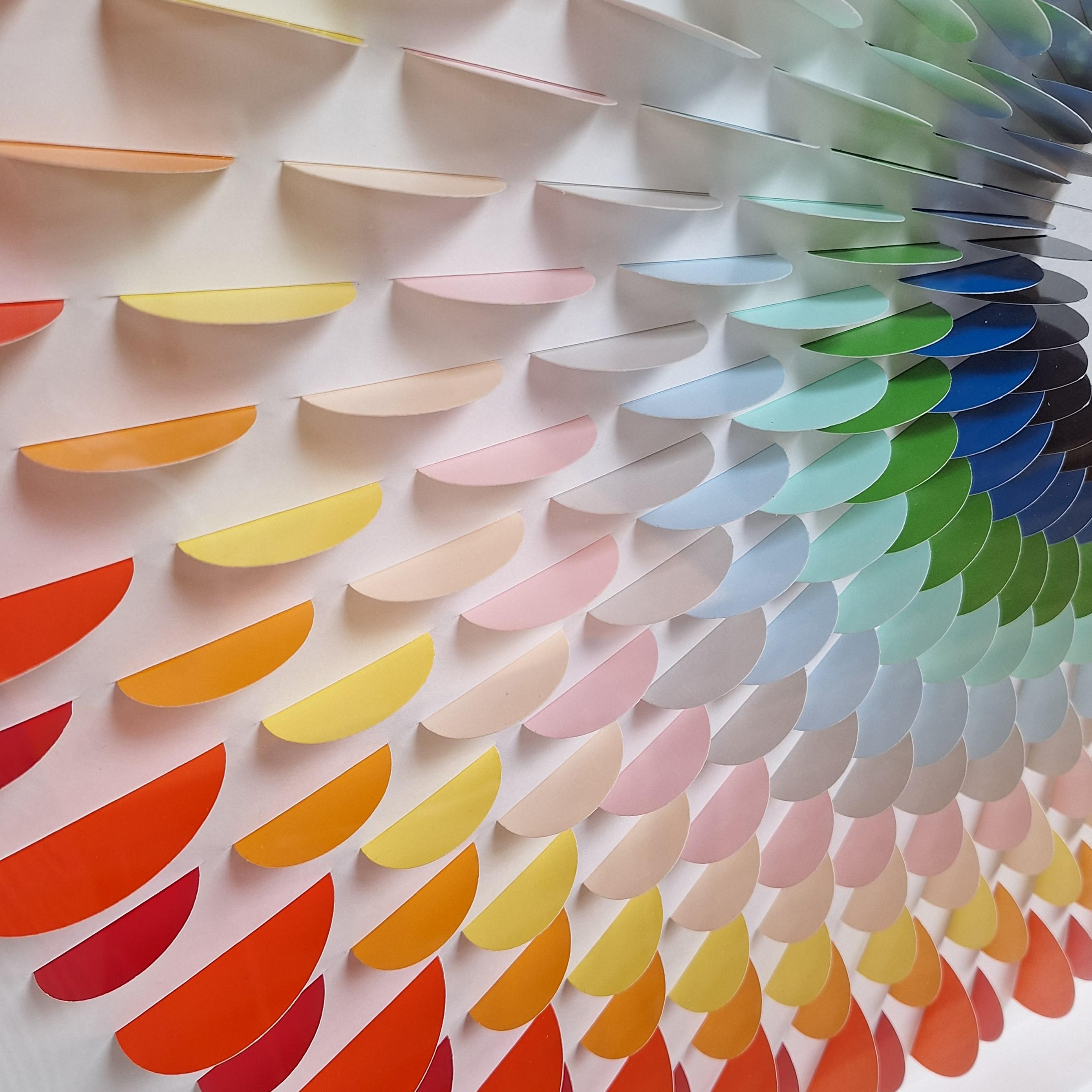 Rozetta Lunapark è un rilievo di carta moderno e contemporaneo di medie dimensioni realizzato dalla rinomata artista polacco-olandese Eliza Kopec. Questo rilievo è un tipico esempio del suo vocabolario geometrico astratto minimalista preferito,