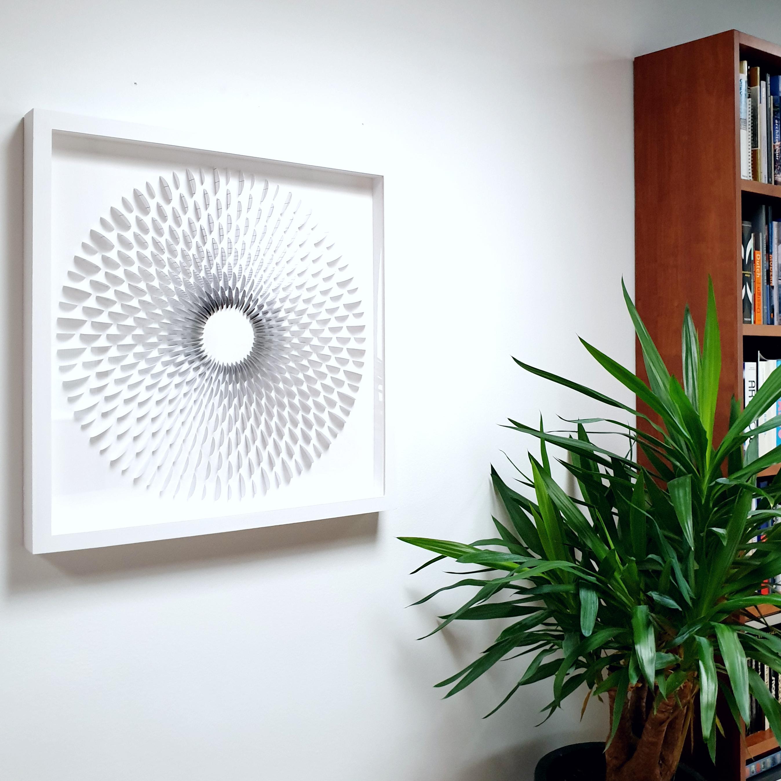 Rozetta Raster B&W - rilievo geometrico astratto moderno e contemporaneo su carta - Mixed Media Art Contemporaneo di Eliza Kopec