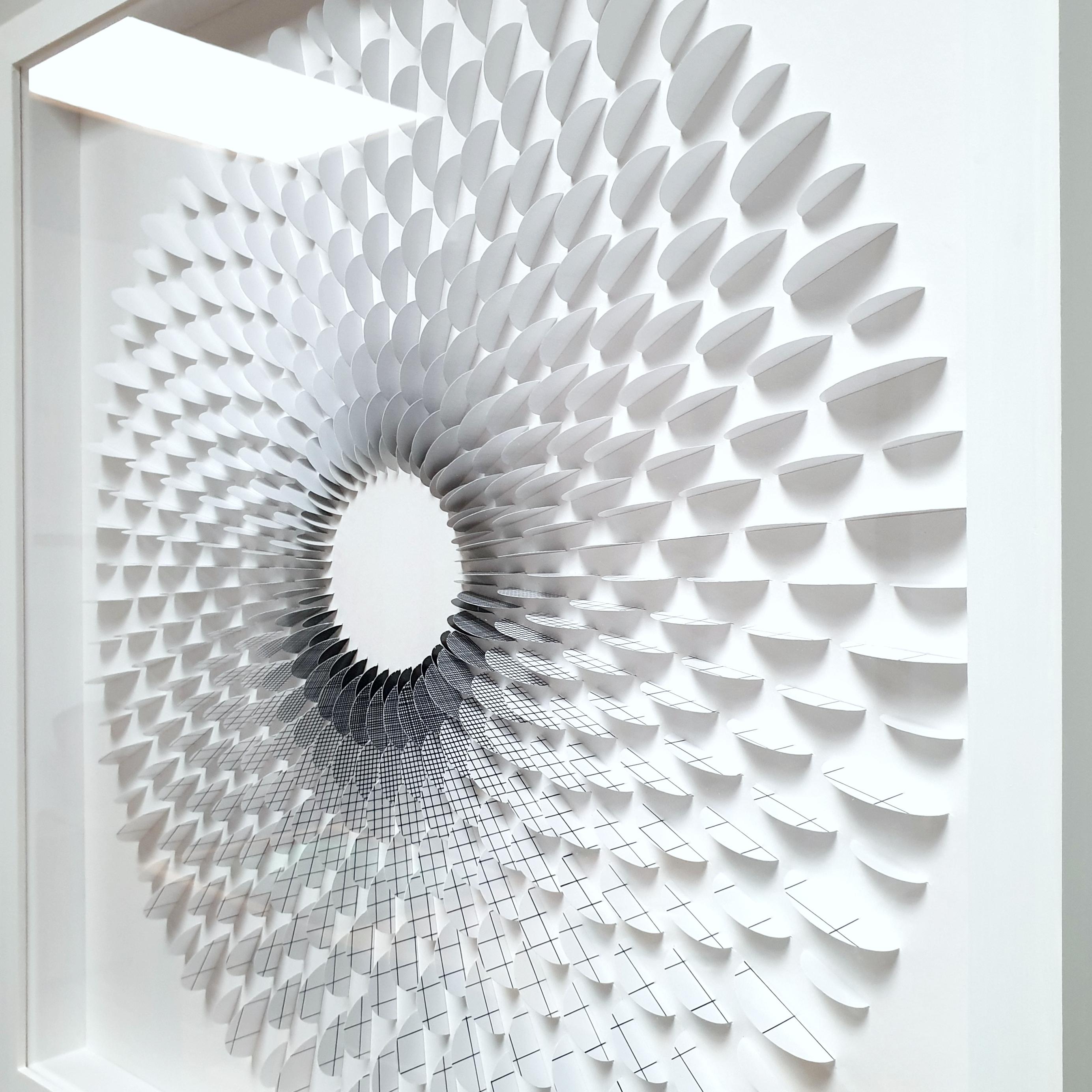 Rozetta Raster B&W - rilievo geometrico astratto moderno e contemporaneo su carta in vendita 2