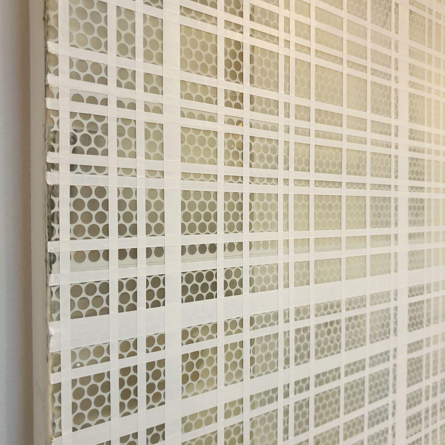 Sin título Ocultación Agnes Martin - pintura abstracta moderna contemporánea sobre lienzo - Abstract Painting Gris de Eliza Kopec