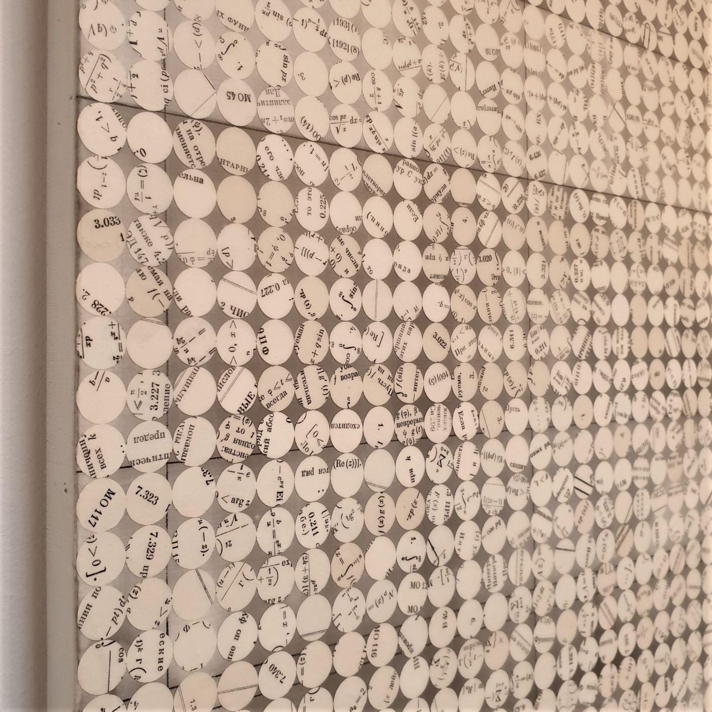Ohne Titel Wiederholung - zeitgenössisches modernes abstraktes geometrisches Gemälde auf Leinwand (Grau), Abstract Painting, von Eliza Kopec