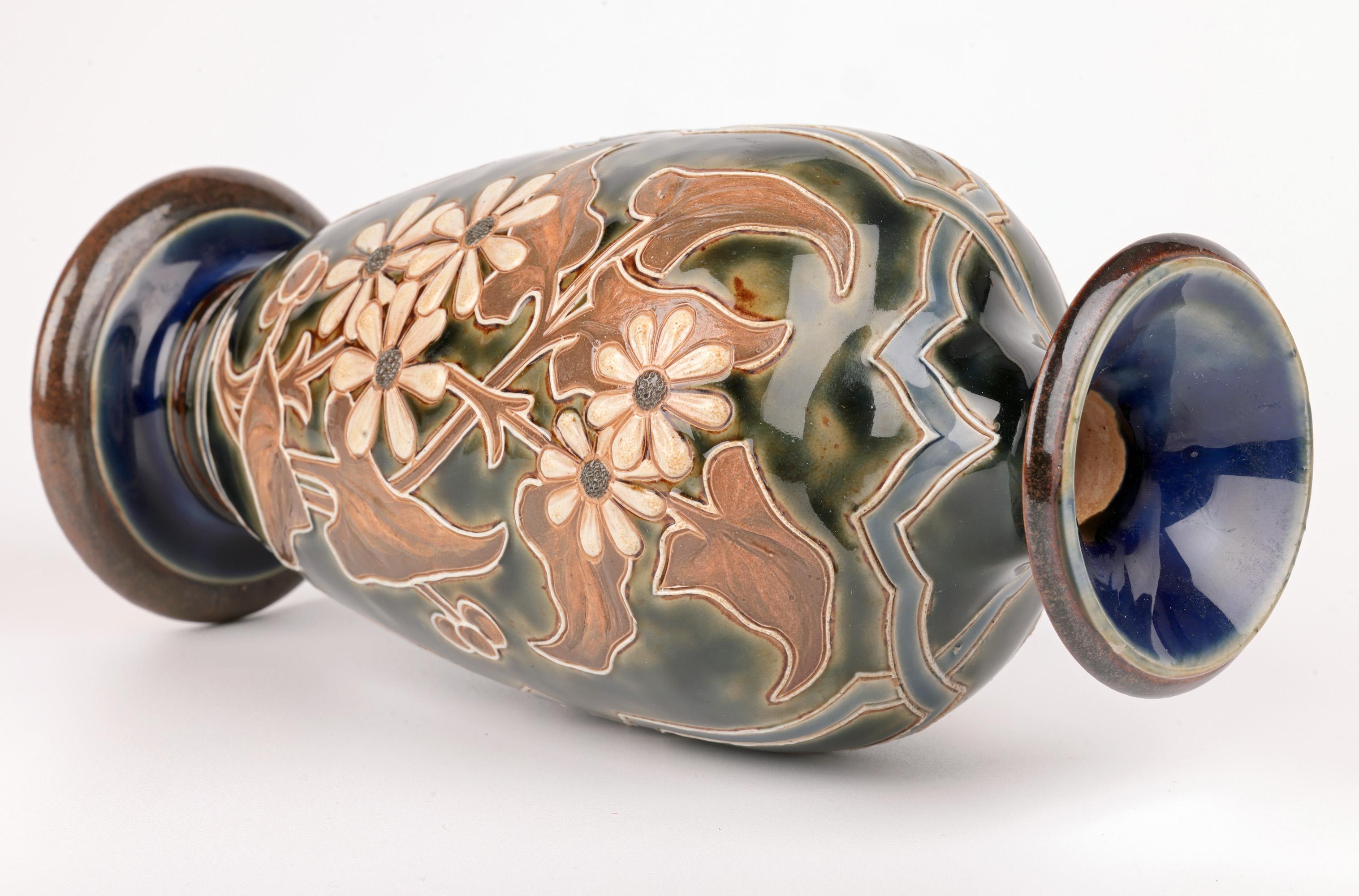 Fin du XIXe siècle Vase en poterie d'art Eliza Simmance Doulton Lambeth Floral Design en vente