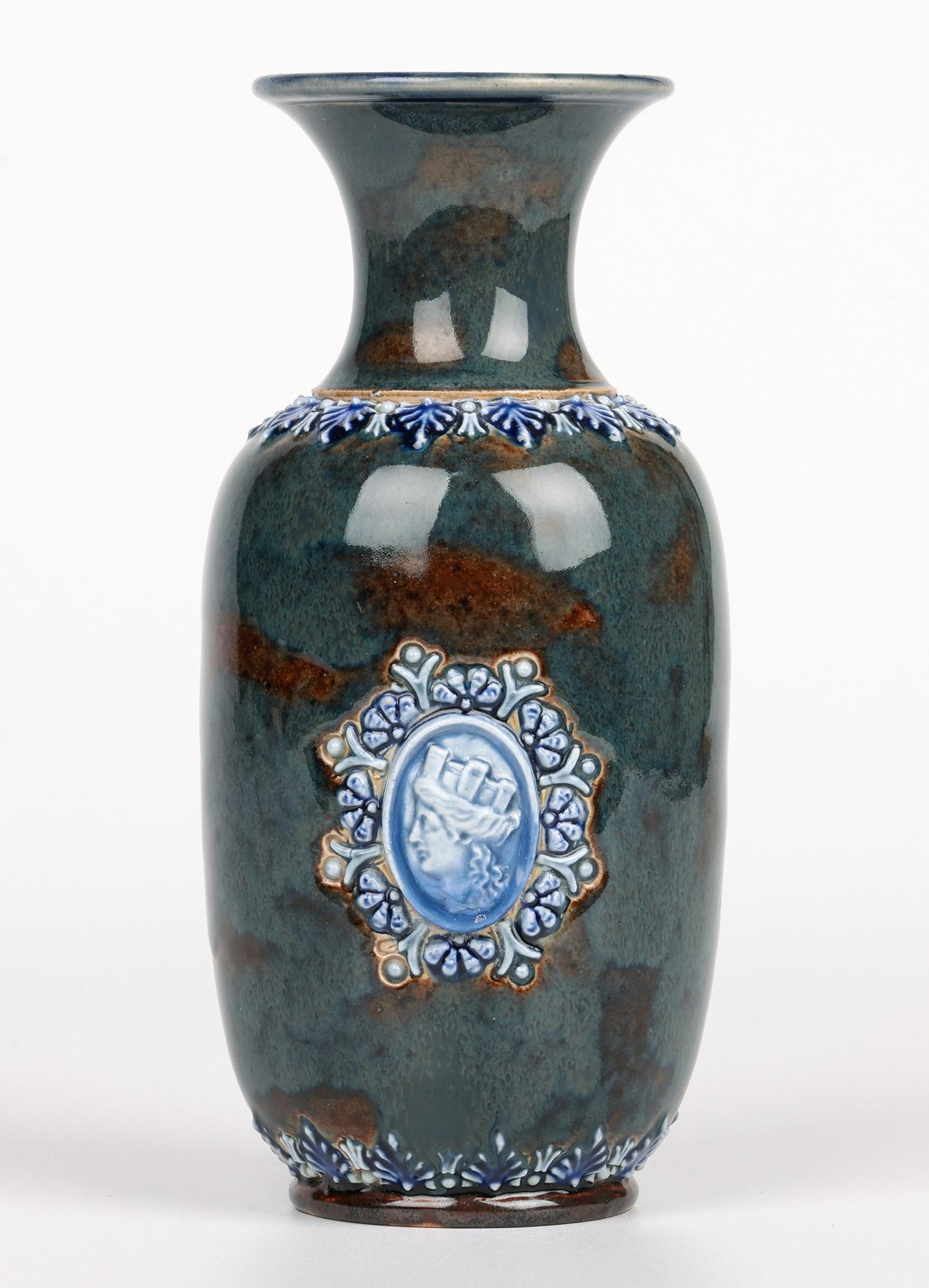 Vaso in ceramica con ritratto medievale di Eliza Simmance Lambeth in vendita 2