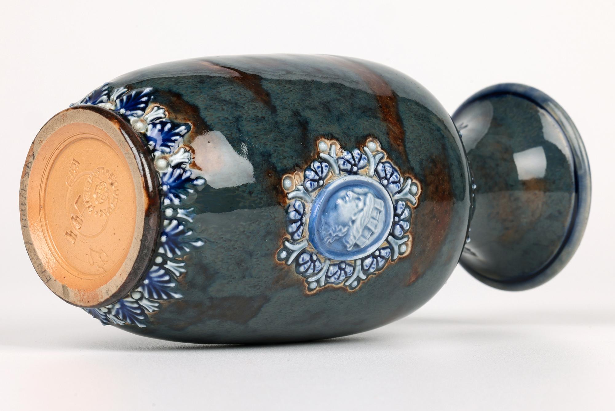 Vaso in ceramica con ritratto medievale di Eliza Simmance Lambeth in vendita 3