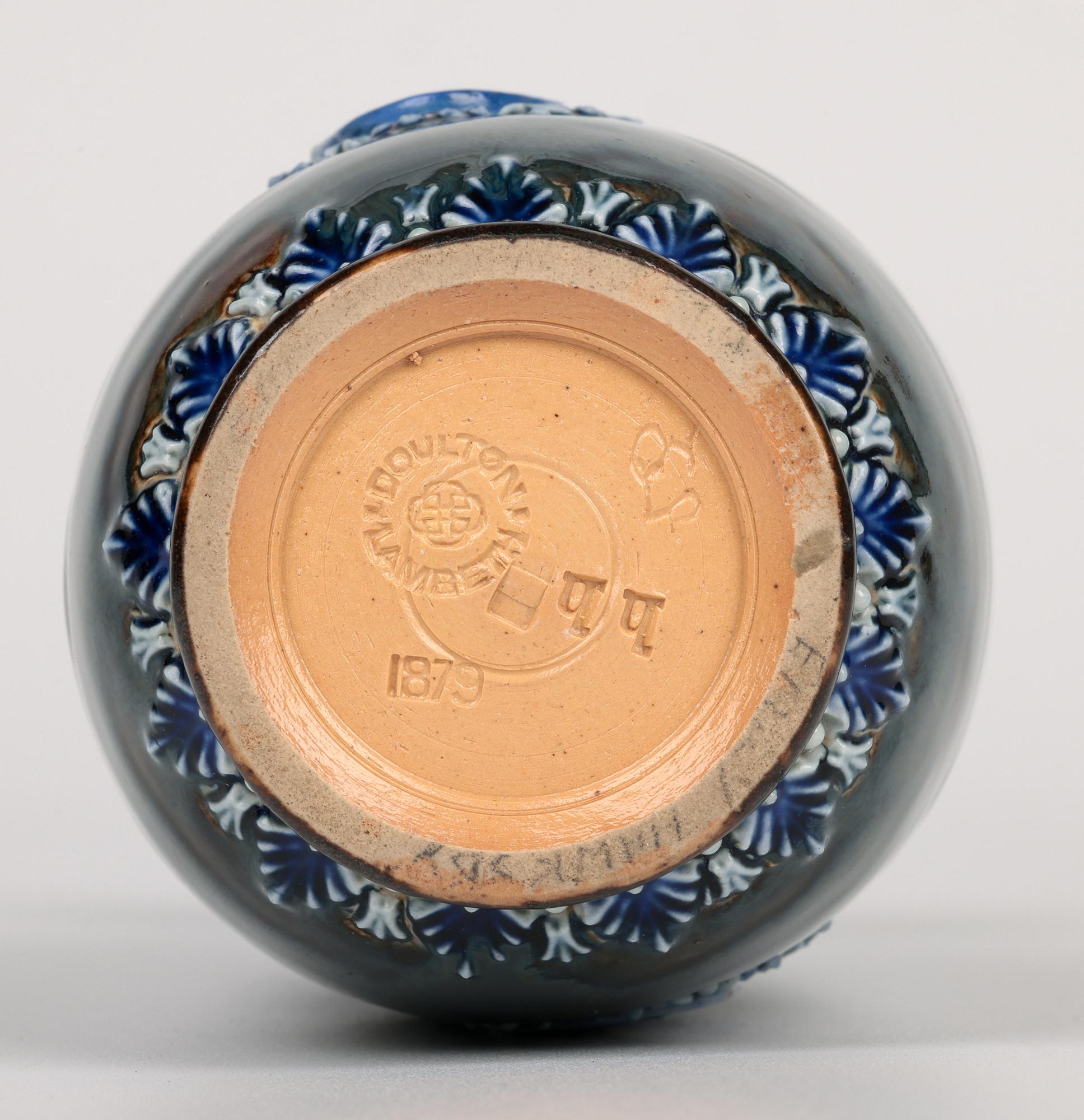 Vaso in ceramica con ritratto medievale di Eliza Simmance Lambeth in vendita 5