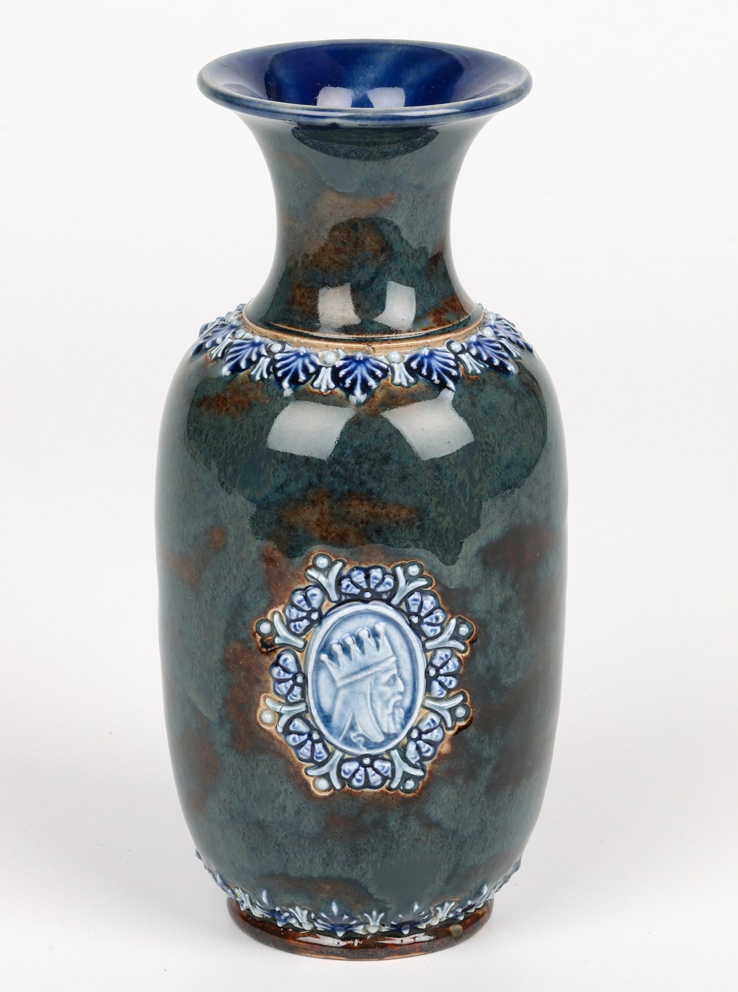 Vaso in ceramica con ritratto medievale di Eliza Simmance Lambeth in vendita 7