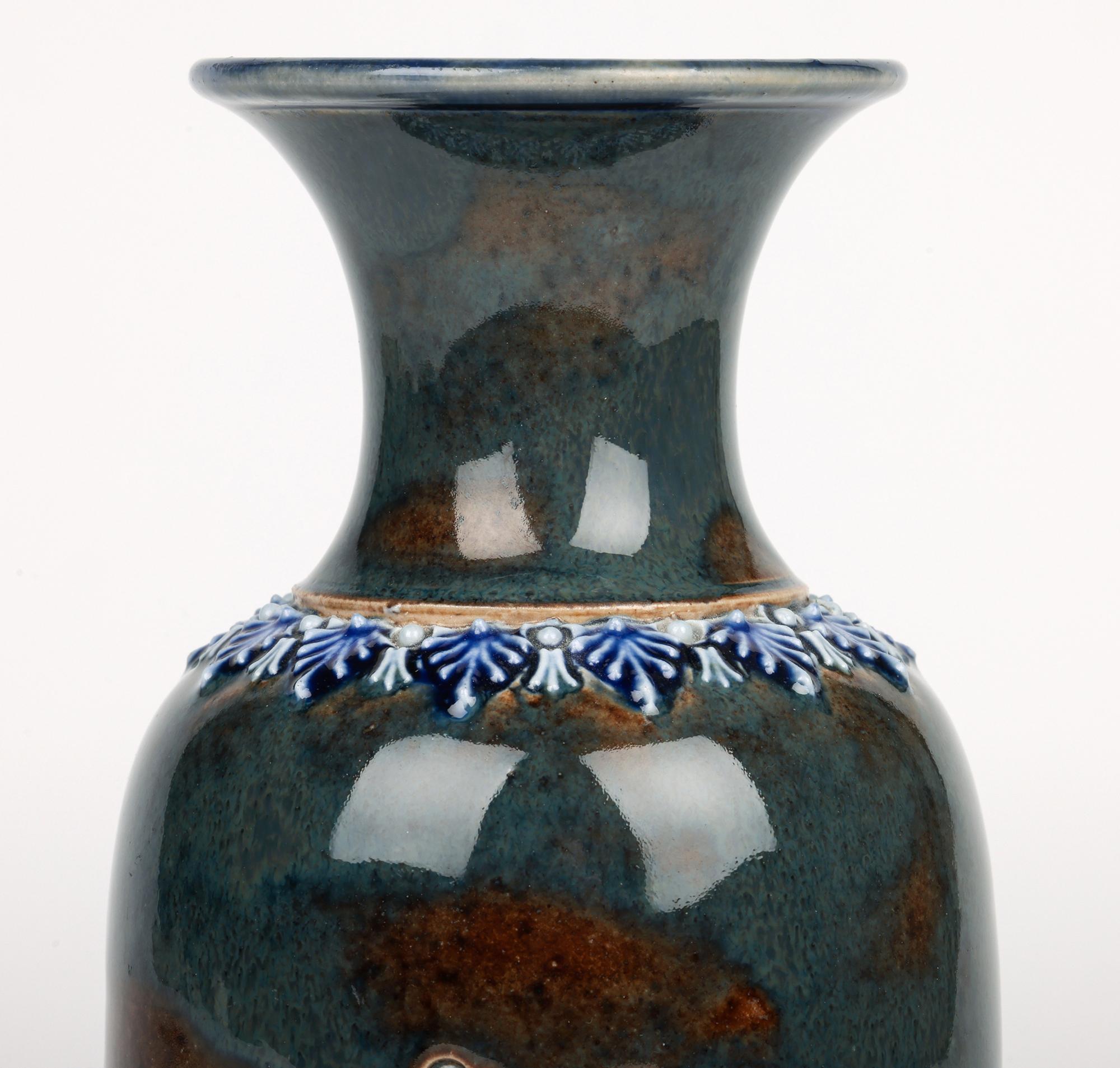 Vaso in ceramica con ritratto medievale di Eliza Simmance Lambeth in vendita 9