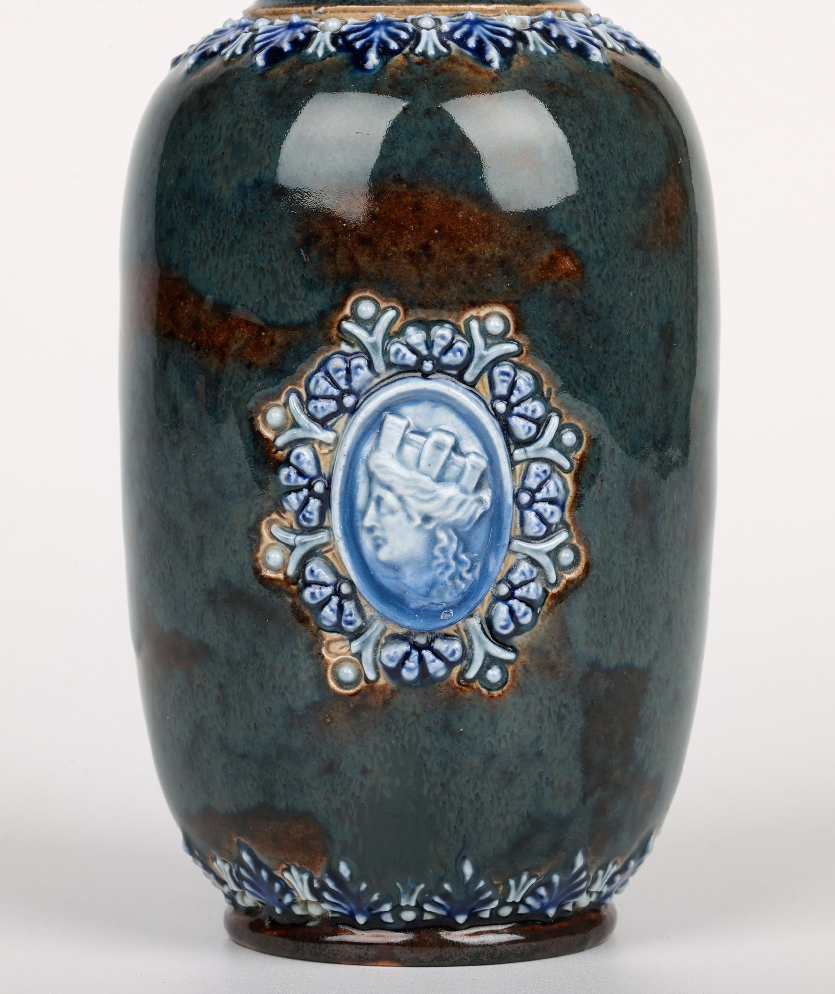 Un insolito vaso in ceramica d'arte Doulton Lambeth Aesthetic Movement, decorato con ritratti medievali di un re e una regina dall'acclamata e ricercata artista Eliza Simmance e datato 1879. Il vaso in gres è di forma alta e bulbosa e poggia su un