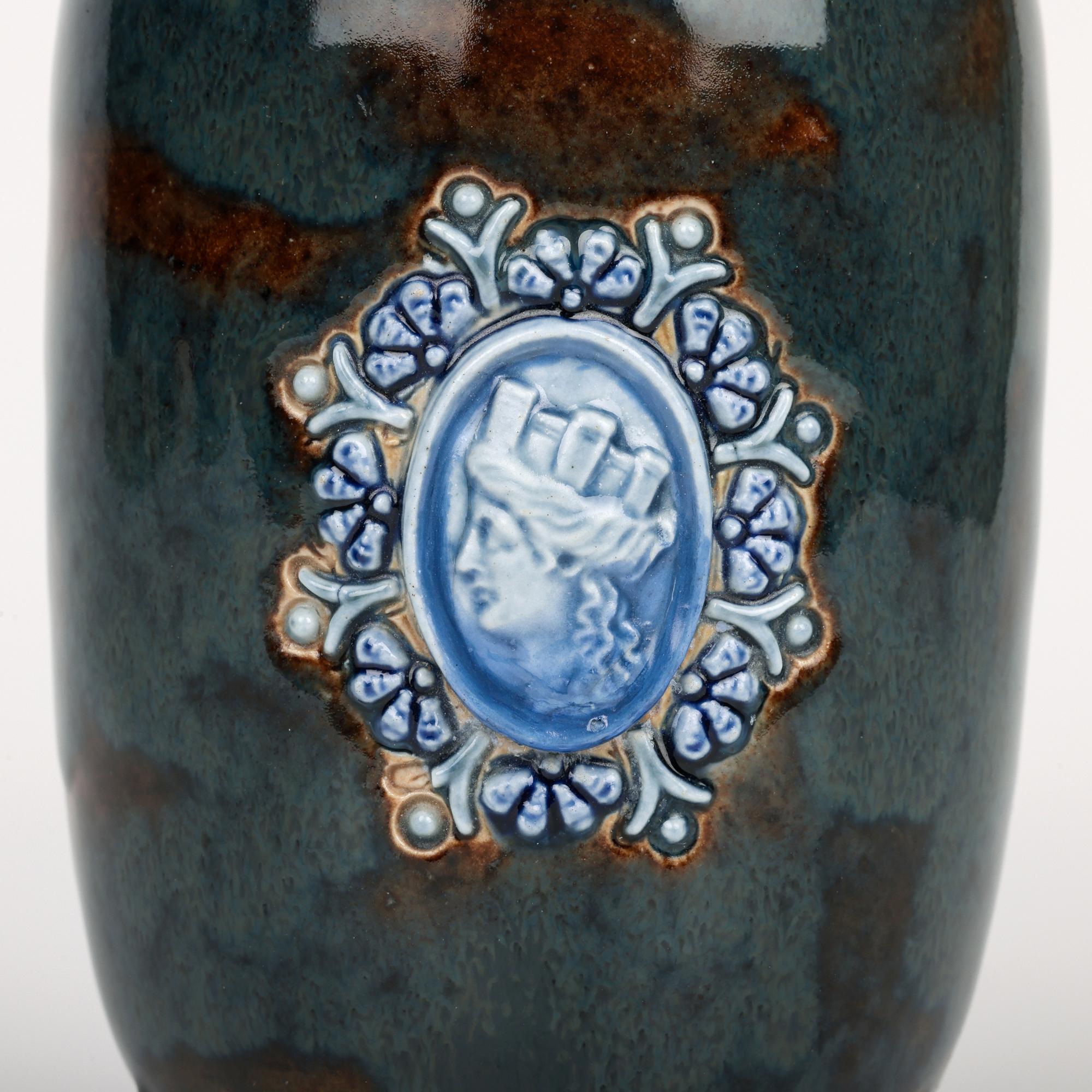 Estetismo Vaso in ceramica con ritratto medievale di Eliza Simmance Lambeth in vendita