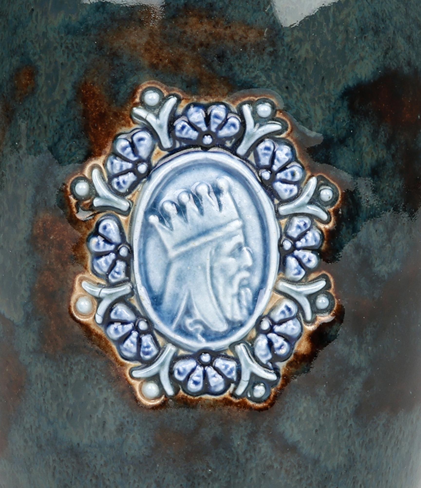 Inglese Vaso in ceramica con ritratto medievale di Eliza Simmance Lambeth in vendita