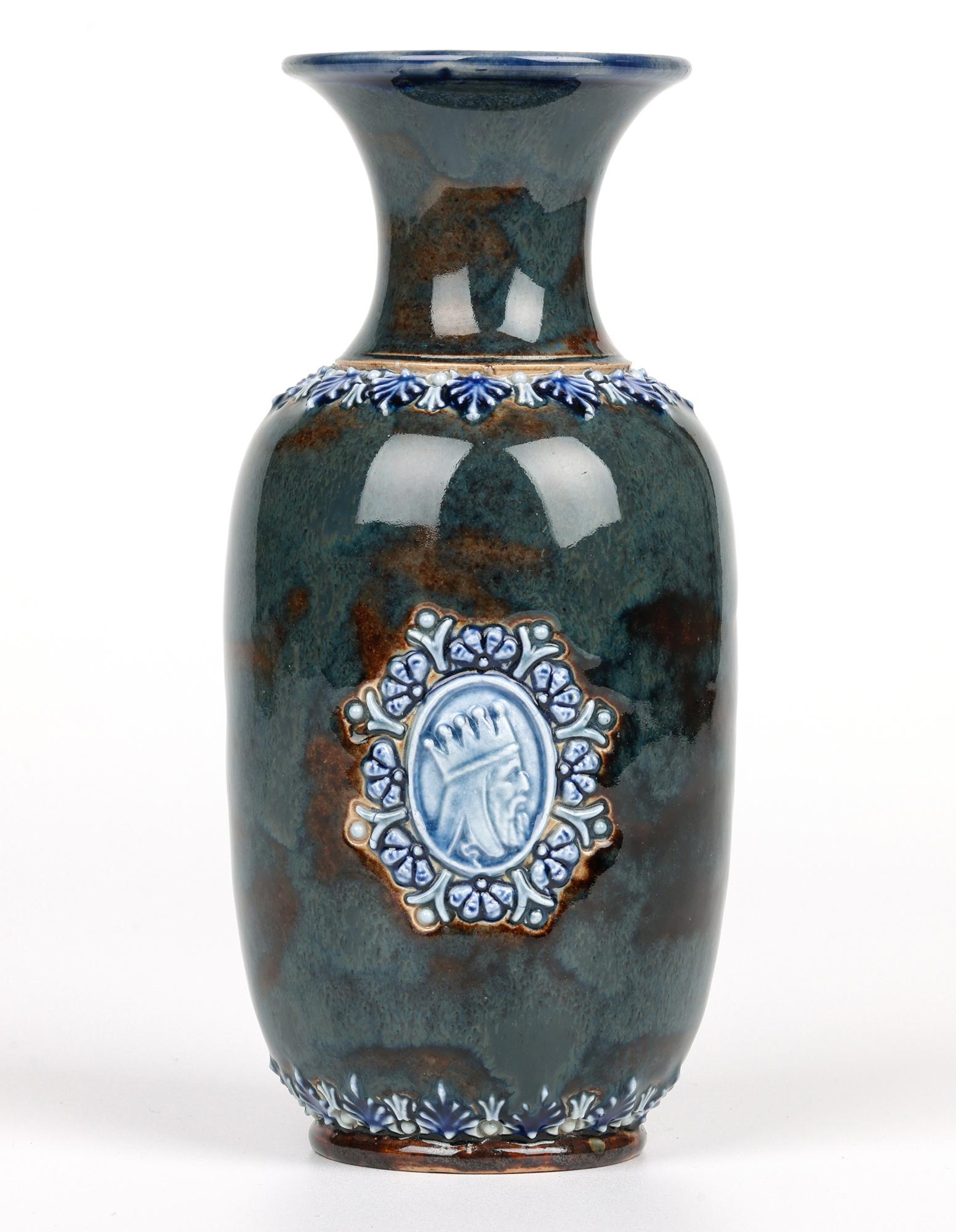 Smaltato Vaso in ceramica con ritratto medievale di Eliza Simmance Lambeth in vendita