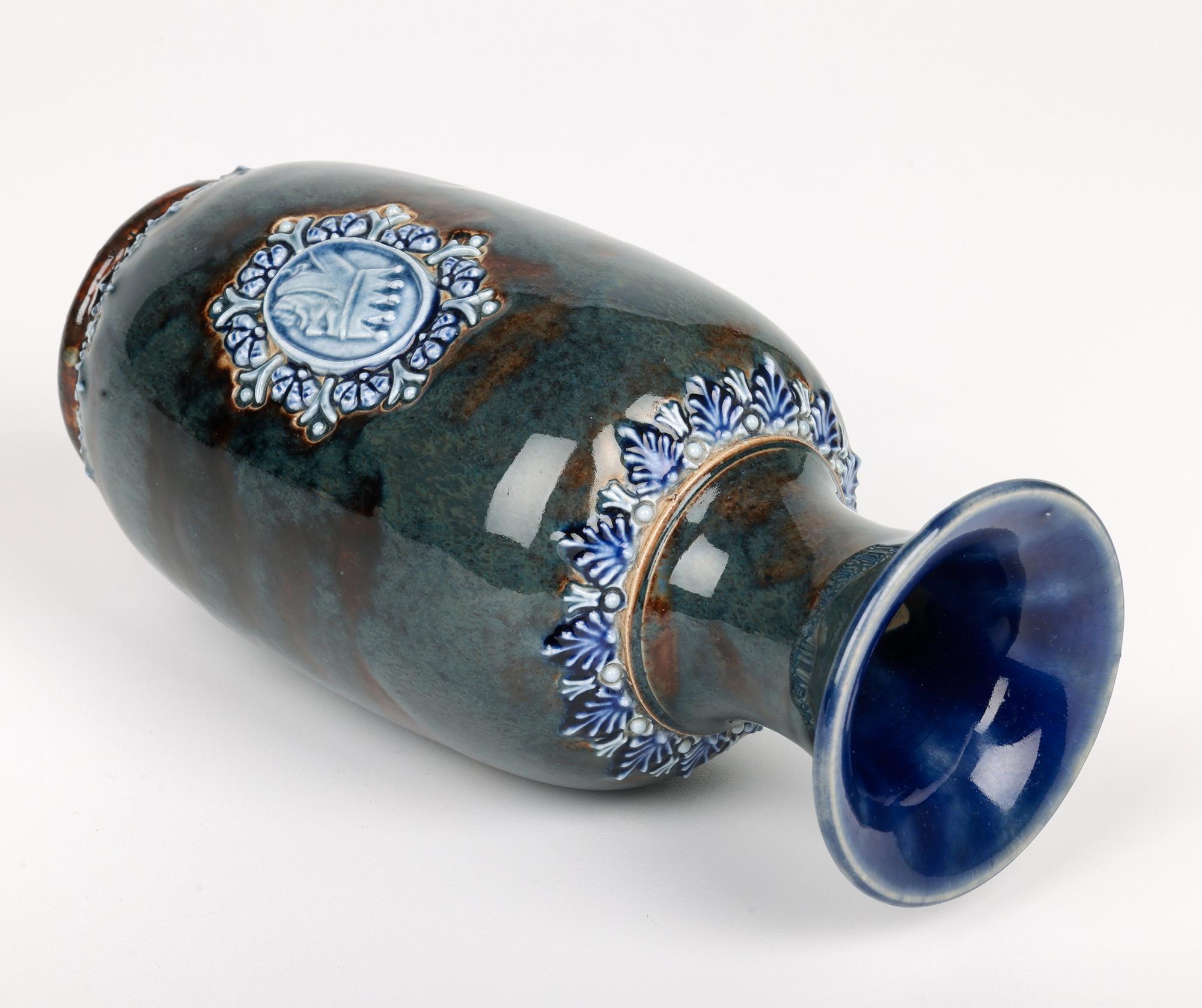 Vaso in ceramica con ritratto medievale di Eliza Simmance Lambeth In condizioni buone in vendita a Bishop's Stortford, Hertfordshire