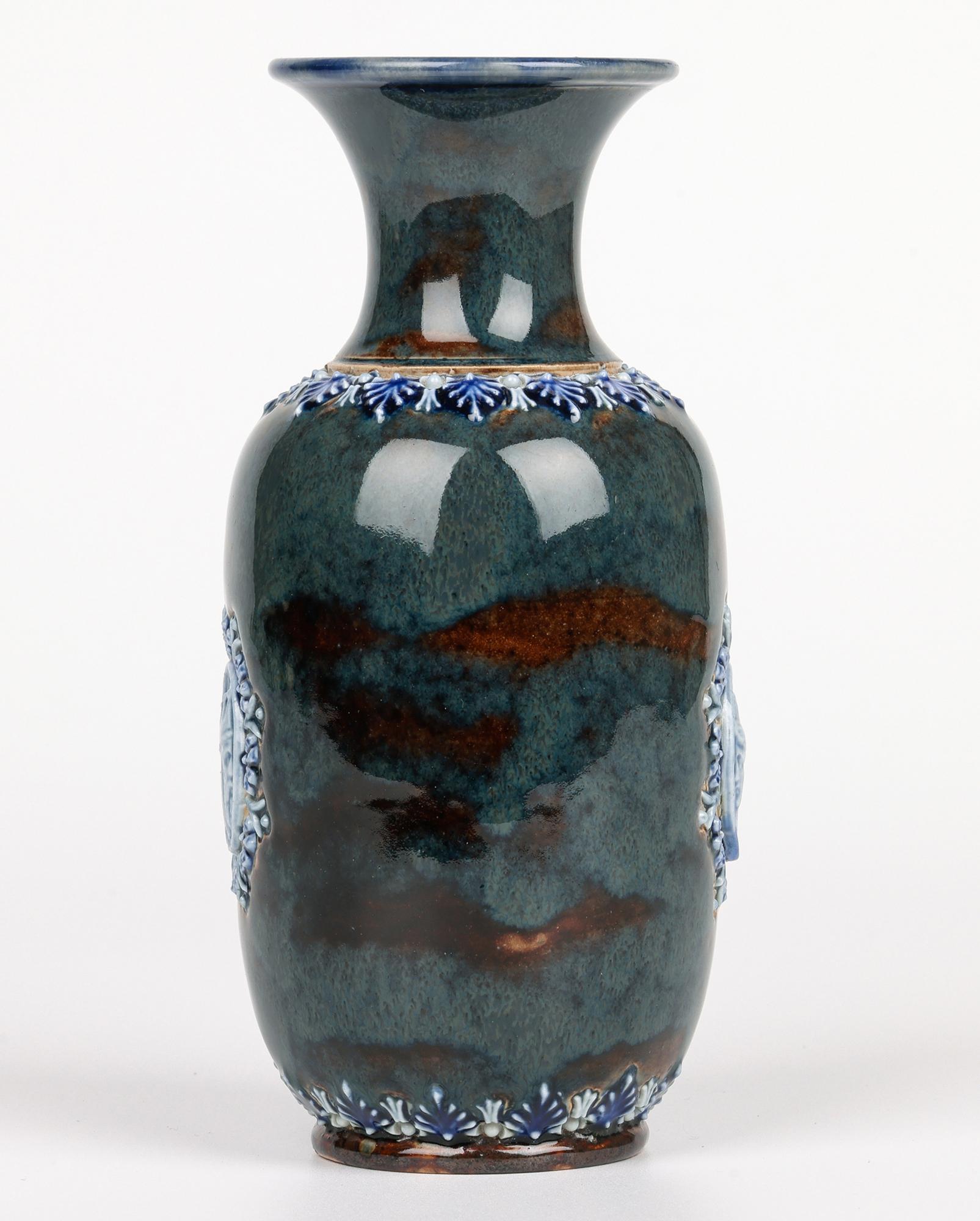 Fine XIX secolo Vaso in ceramica con ritratto medievale di Eliza Simmance Lambeth in vendita