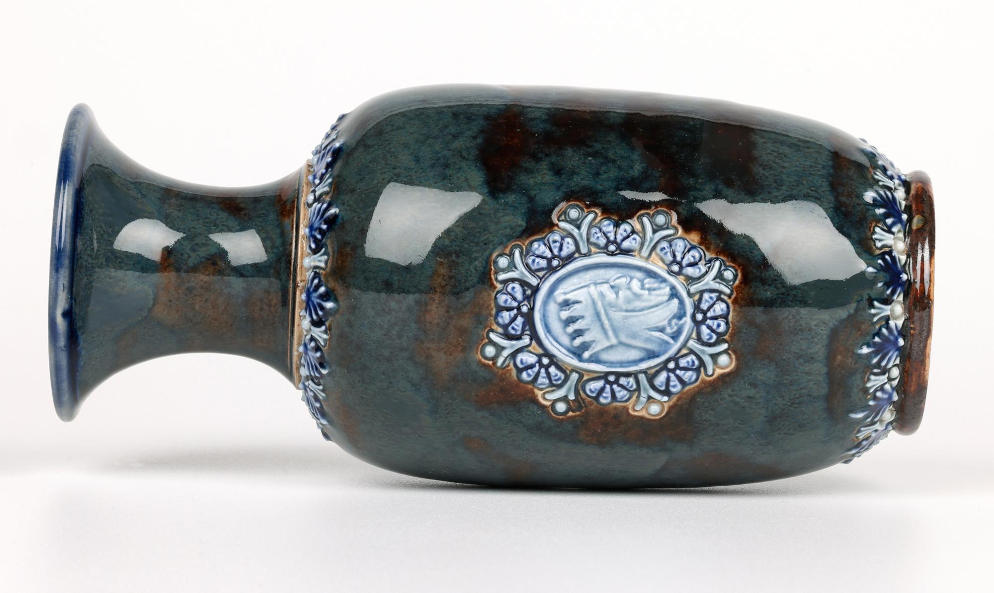 Vaso in ceramica con ritratto medievale di Eliza Simmance Lambeth in vendita 1