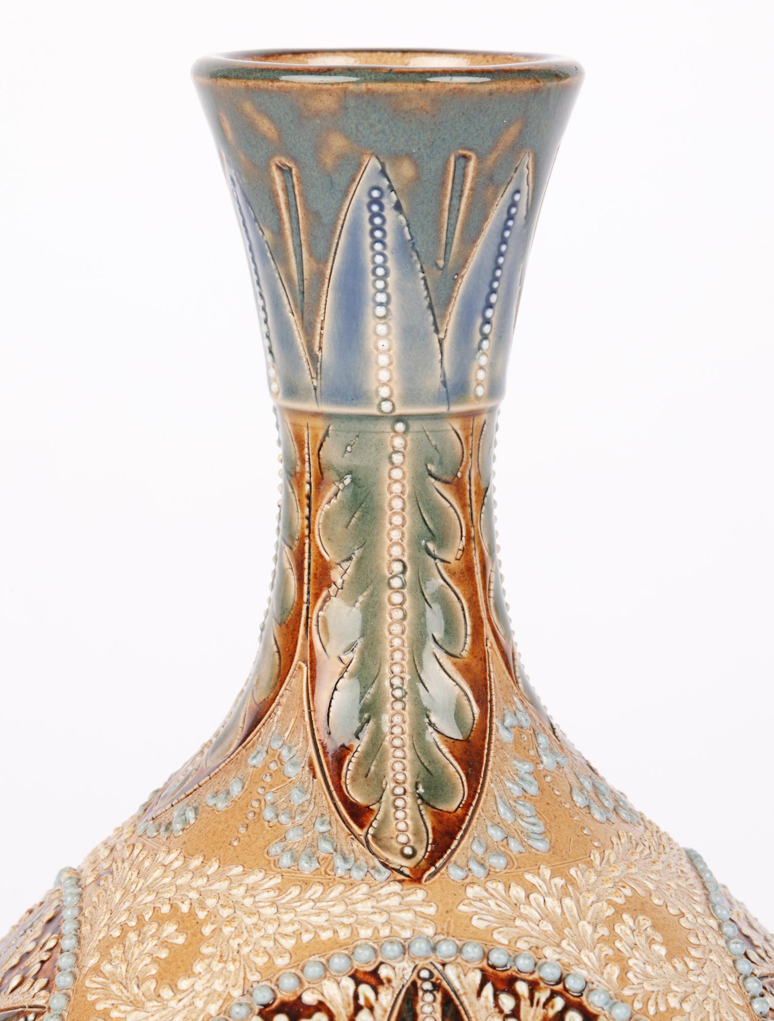 Exceptionnel et rare vase en forme d'oignon du mouvement esthétique de Doulton Lambeth, décoré de motifs en forme d'étoiles par la célèbre artiste Elizabeth A Sayers et daté de 1878. 
Elizabeth A Sayers, bien qu'elle soit reconnue comme une artiste