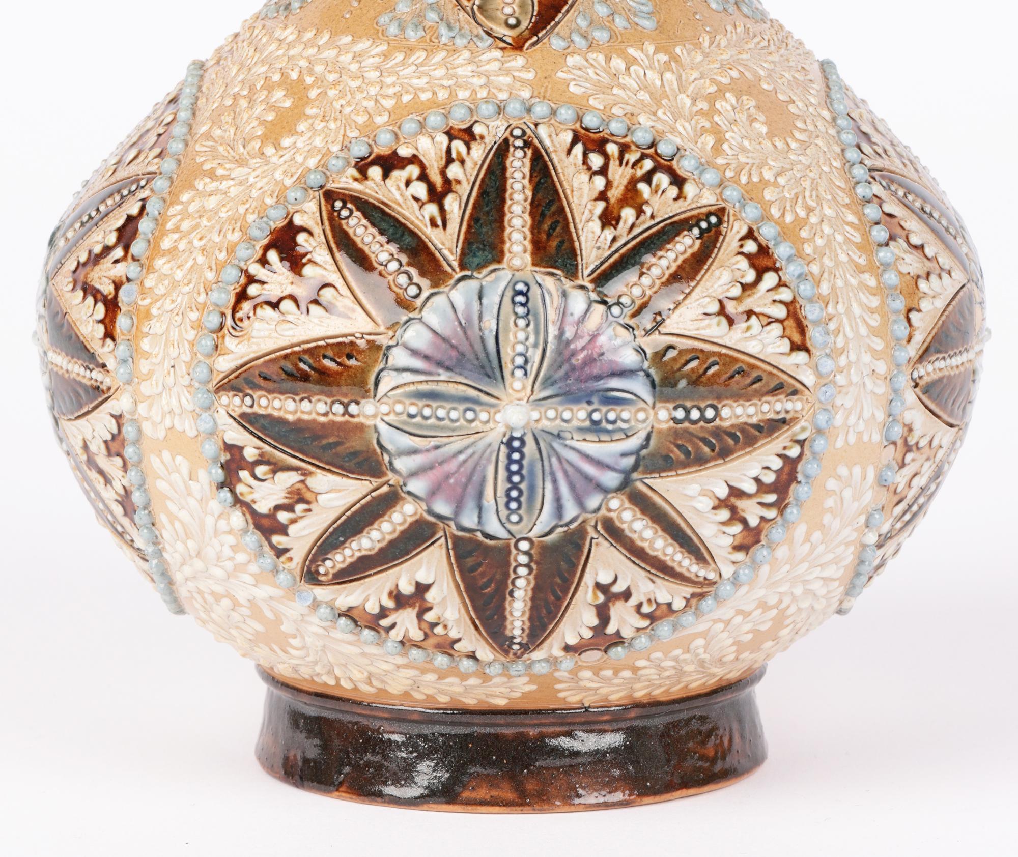 Anglais Vase en forme d'oignon Elizabeth a Sayers Doulton Lambeth Aesthetic Movement en vente