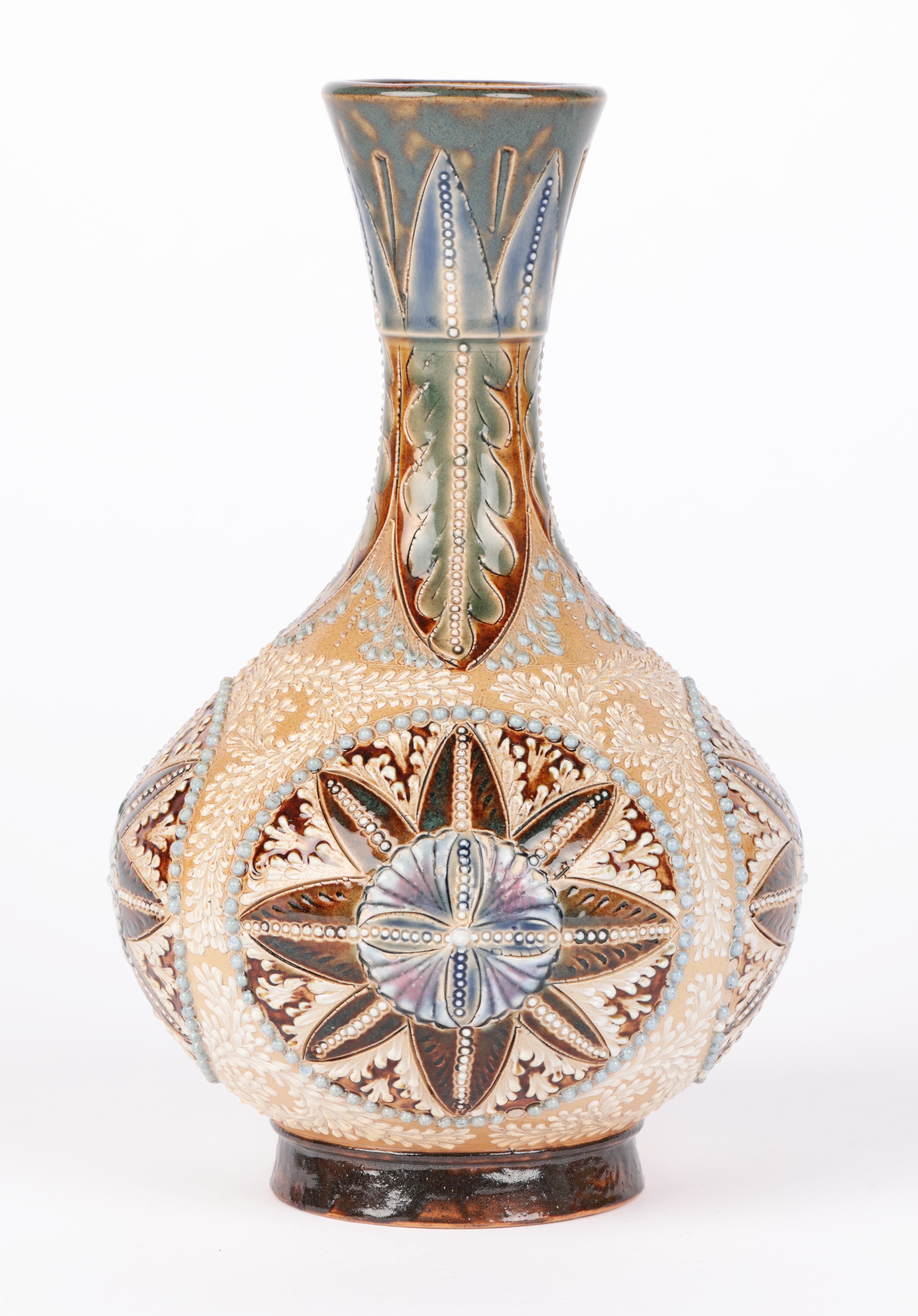 Fait main Vase en forme d'oignon Elizabeth a Sayers Doulton Lambeth Aesthetic Movement en vente