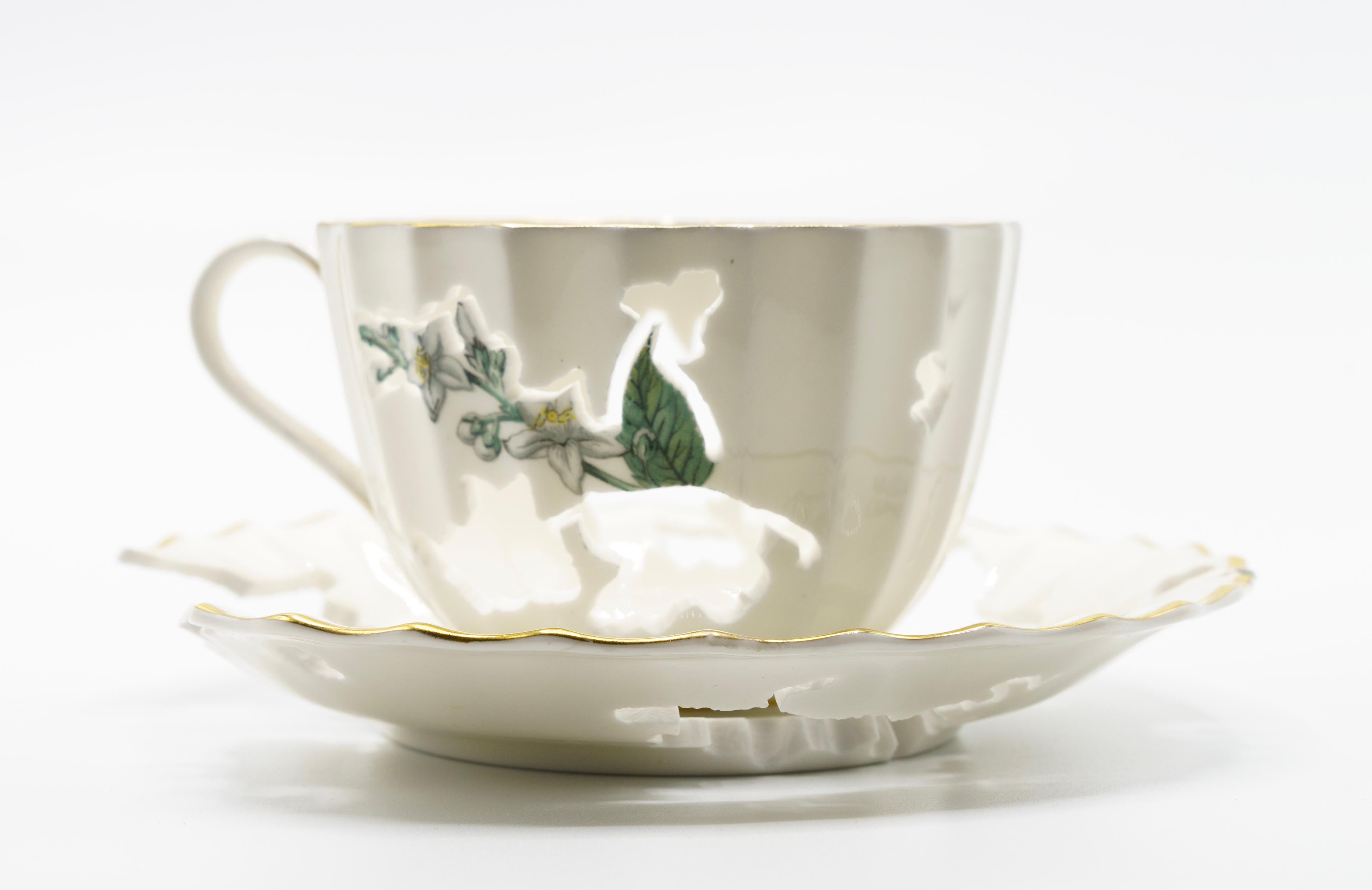 La serie Heirloom de Elizabeth Alexander transforma los recipientes de porcelana y cerámica para servir que encontramos en nuestros hogares. En manos de Alexander, estos frágiles objetos cotidianos y para ocasiones especiales se convierten en