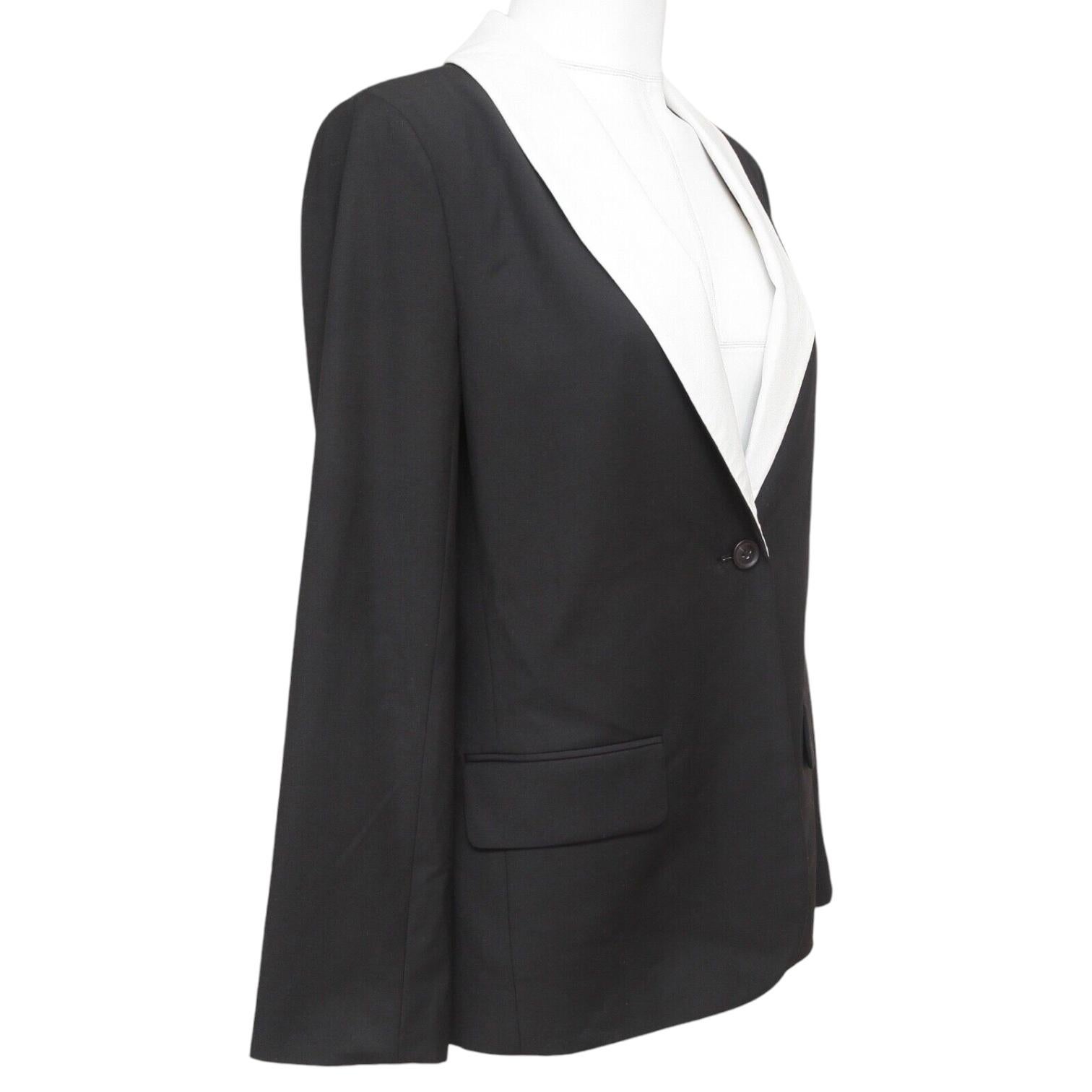 GARANTIA DE AUTENTICIDAD ELIZABETH AND JAMES BLAZER NEGRO CON CUELLO CHAL


Diseño:
  - Americana negra clásica con un rico cuello blanco.
  - Queda muy bien con vaqueros o arreglada, es muy cómoda.
  - Solapa chal, delante  Cierre con botón