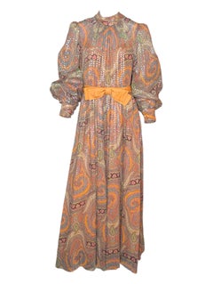 Robe du soir en soie pailletée et marguerite d'Elizabeth Arden des années 1960