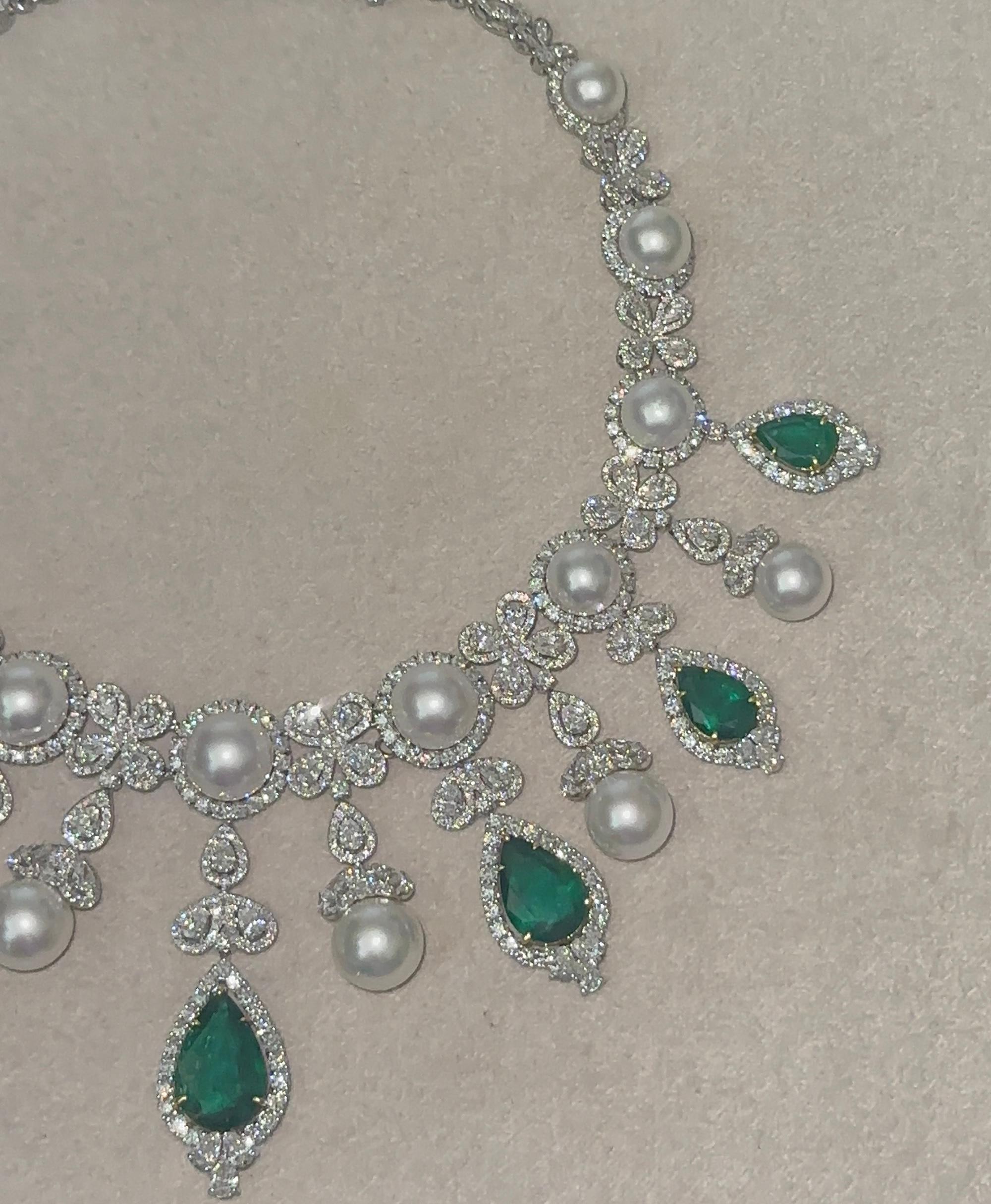 Una splendida collana di smeraldi dello Zambia, perle dei mari del Sud e diamanti
Il set è in oro bianco e giallo 18 carati

La collana ha un totale di 16,00 carati in diamanti F/G SI
56,50 Carati in smeraldi dello Zambia
La collana è lunga 16