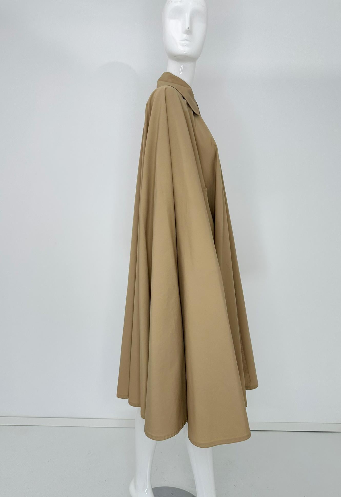 Elizabeth Arden Khaki Poplin Rain Cape Peter Pan Collar Arm Openings OSFM 1960s For Sale 5