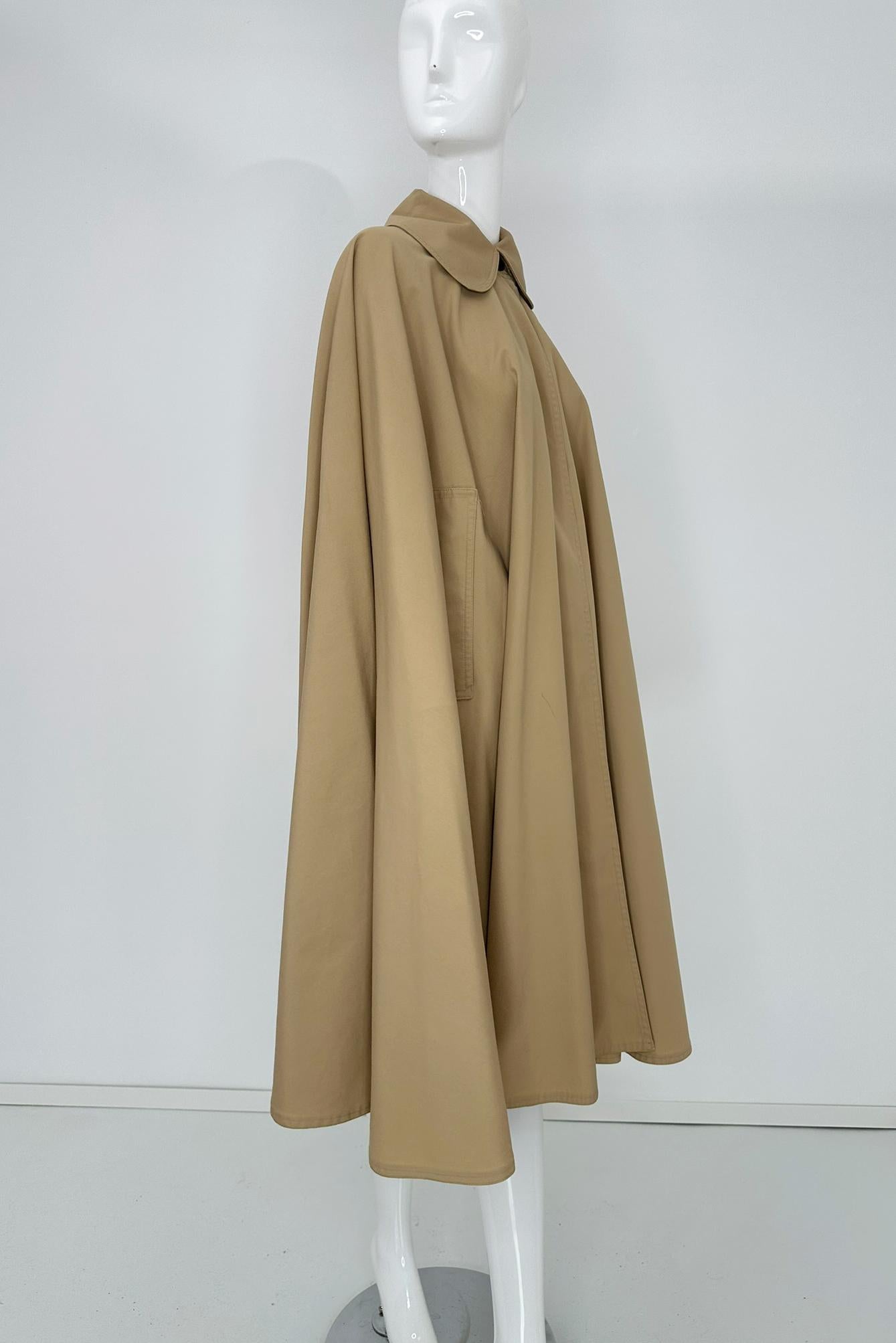 Elizabeth Arden Khaki Poplin Rain Cape Peter Pan Collar Arm Openings OSFM 1960s For Sale 6