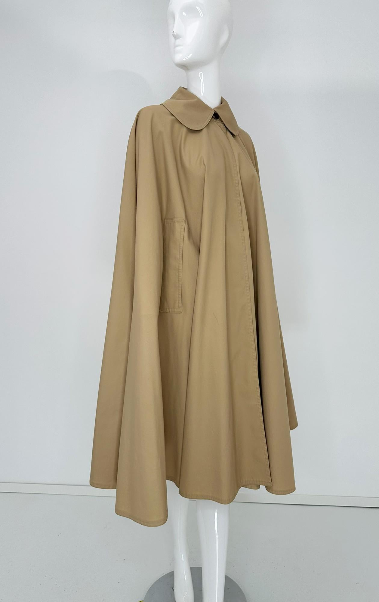 Elizabeth Arden Khaki Poplin Rain Cape Peter Pan Collar Arm Openings OSFM 1960s For Sale 7