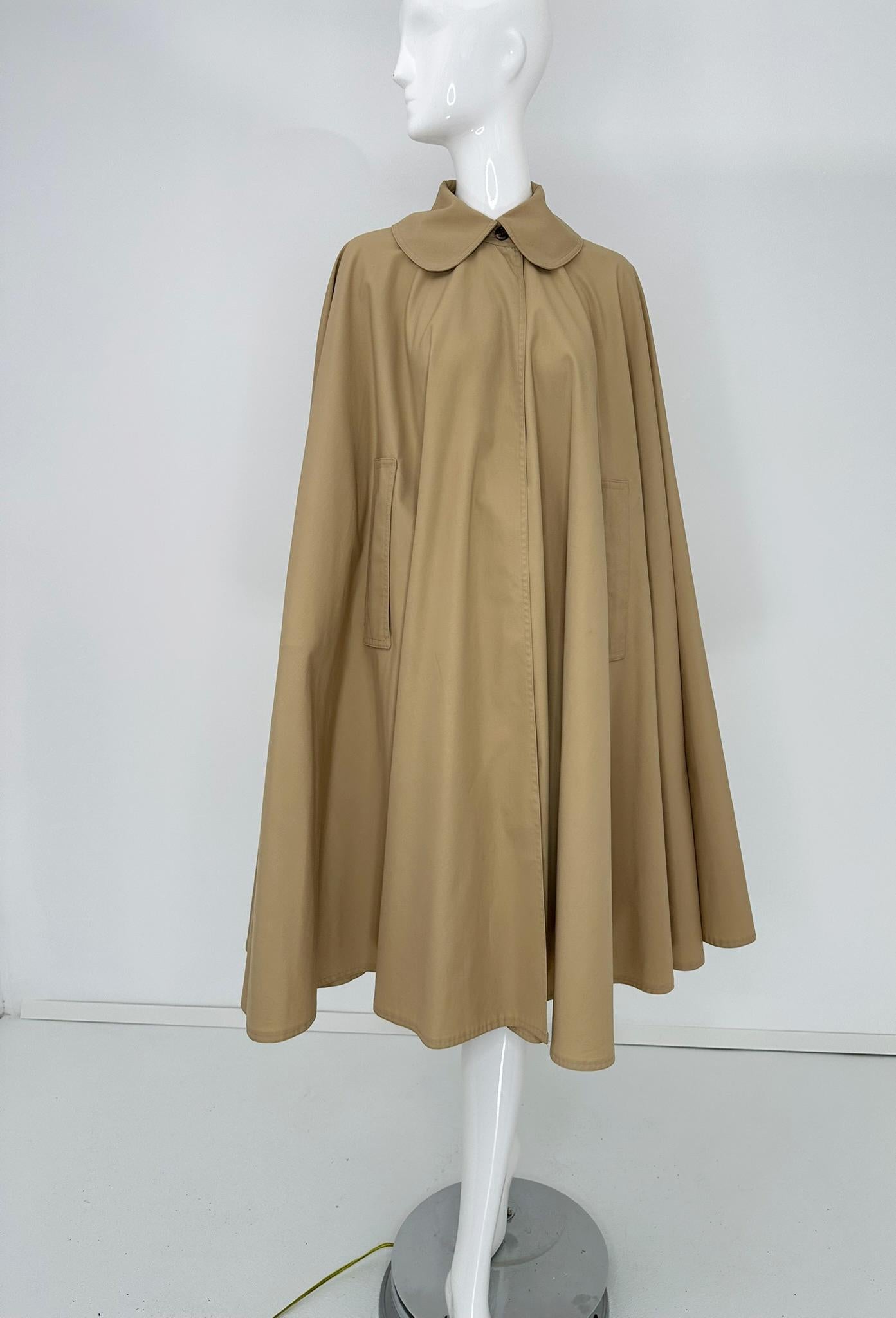 Elizabeth Arden khaki poplin rain cape, Peter Pan Collar, buttons at the neck front, with an added hook & eye. Finished arm openings at each front side. Unlined, with finished seams. Shaped shoulders and a full hem.
In excellent wearable condition. 