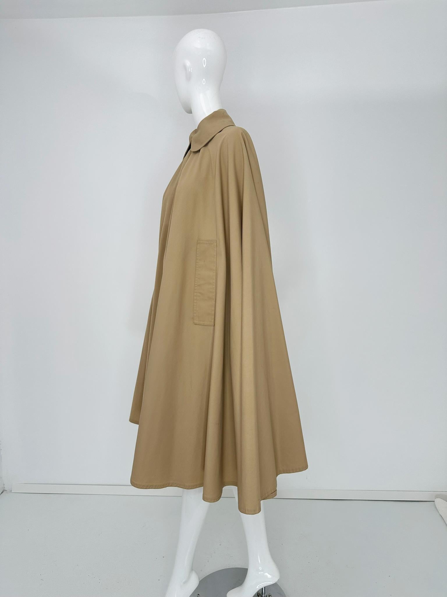 Elizabeth Arden Khaki Poplin Rain Cape Peter Pan Collar Arm Openings OSFM 1960s In Good Condition For Sale In West Palm Beach, FL
