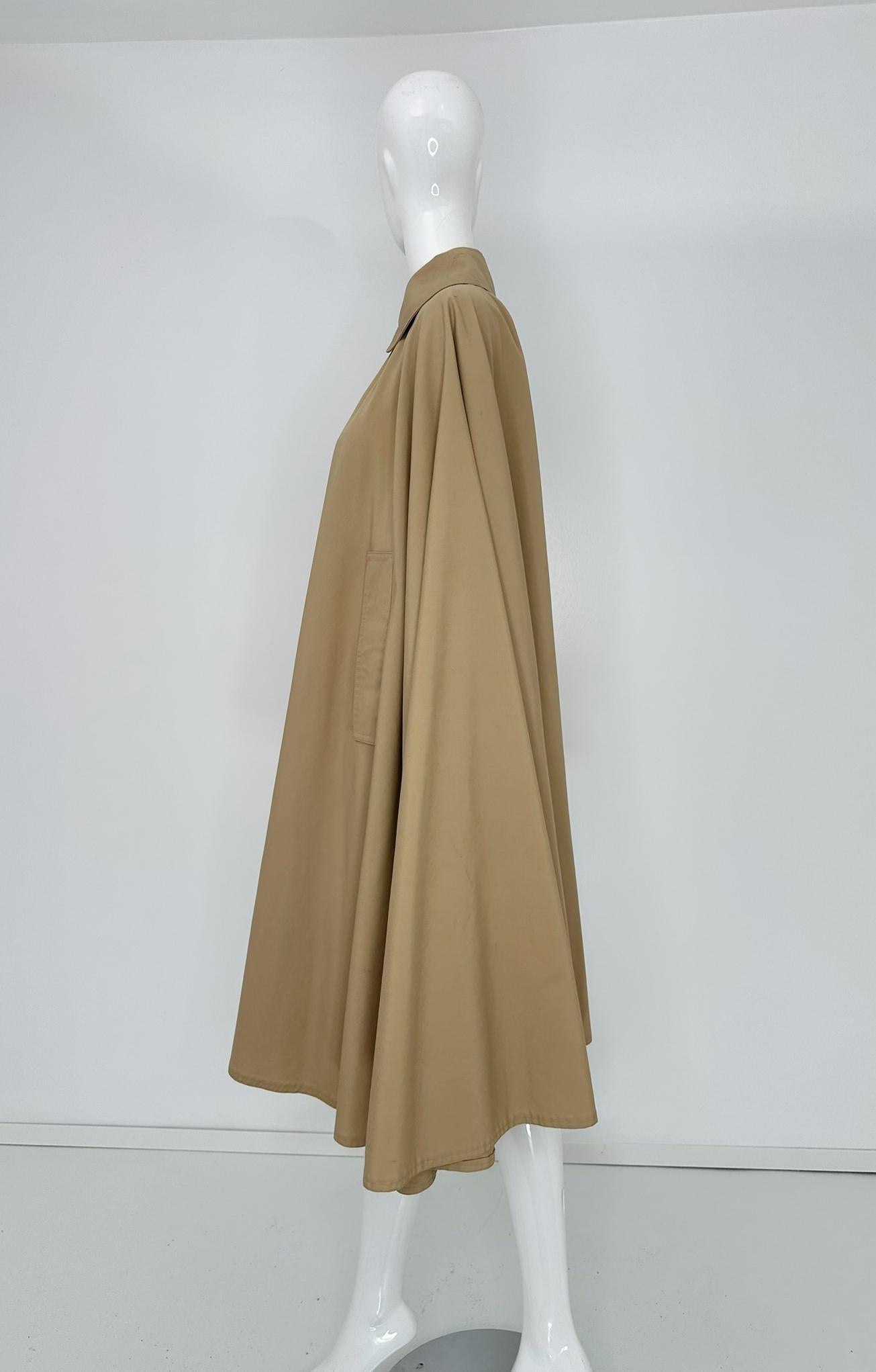 Women's Elizabeth Arden Khaki Poplin Rain Cape Peter Pan Collar Arm Openings OSFM 1960s For Sale