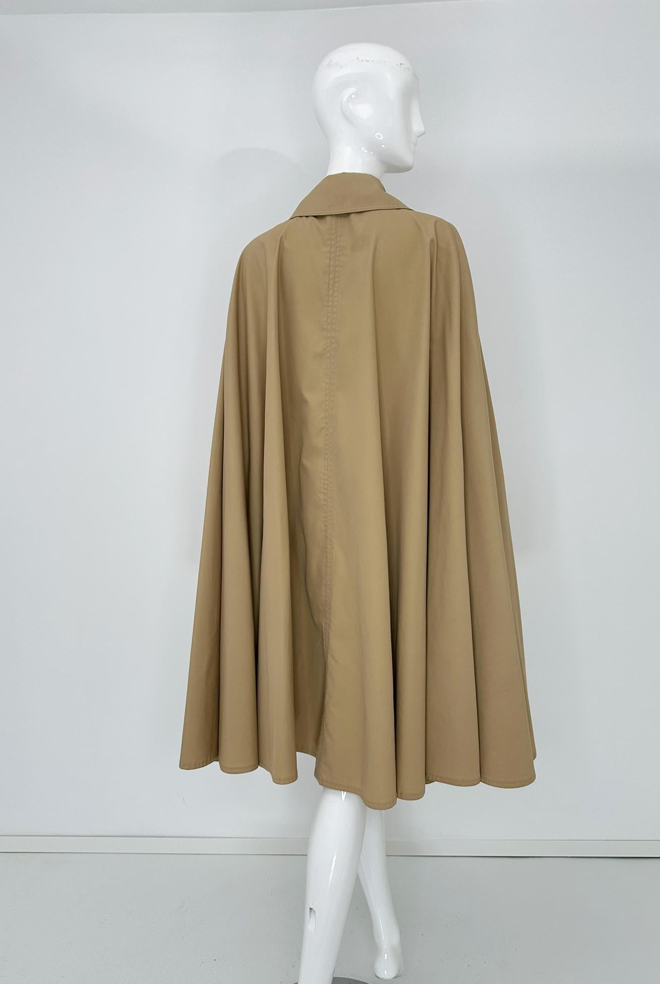 Elizabeth Arden Khaki Poplin Rain Cape Peter Pan Collar Arm Openings OSFM 1960s For Sale 2