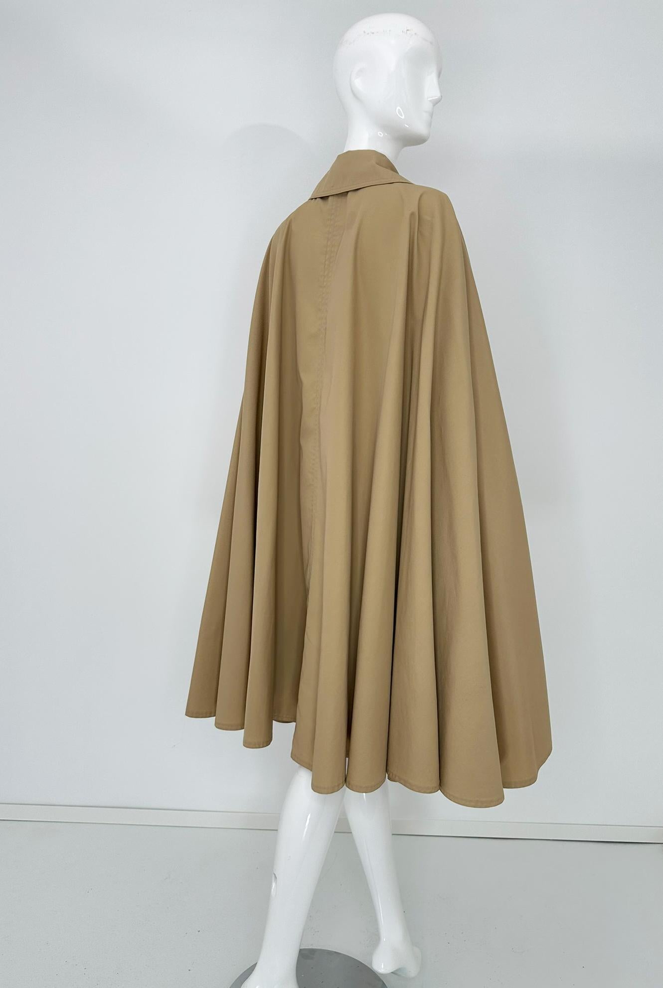 Elizabeth Arden Khaki Poplin Rain Cape Peter Pan Collar Arm Openings OSFM 1960s For Sale 3