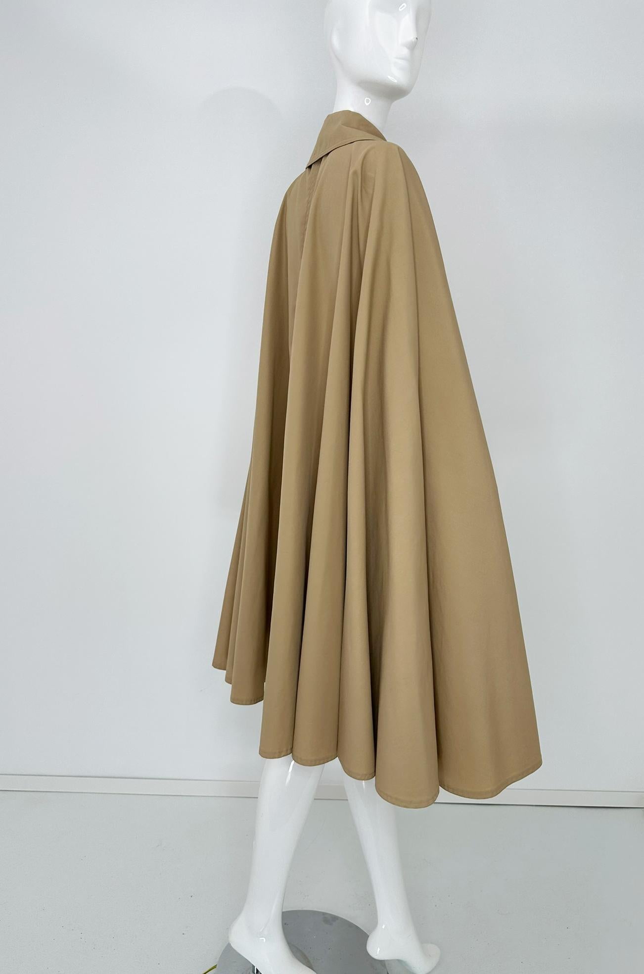 Elizabeth Arden Khaki Poplin Rain Cape Peter Pan Collar Arm Openings OSFM 1960s For Sale 4