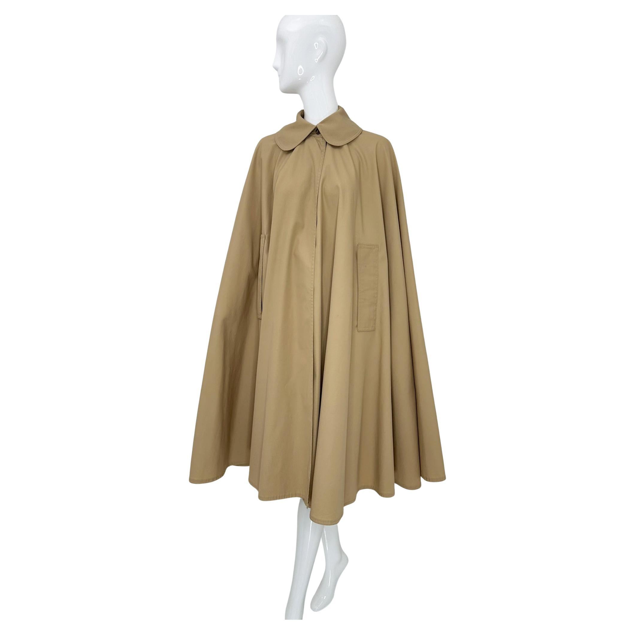 Elizabeth Arden Khaki Poplin Rain Cape Peter Pan Collar Arm Openings OSFM 1960s For Sale