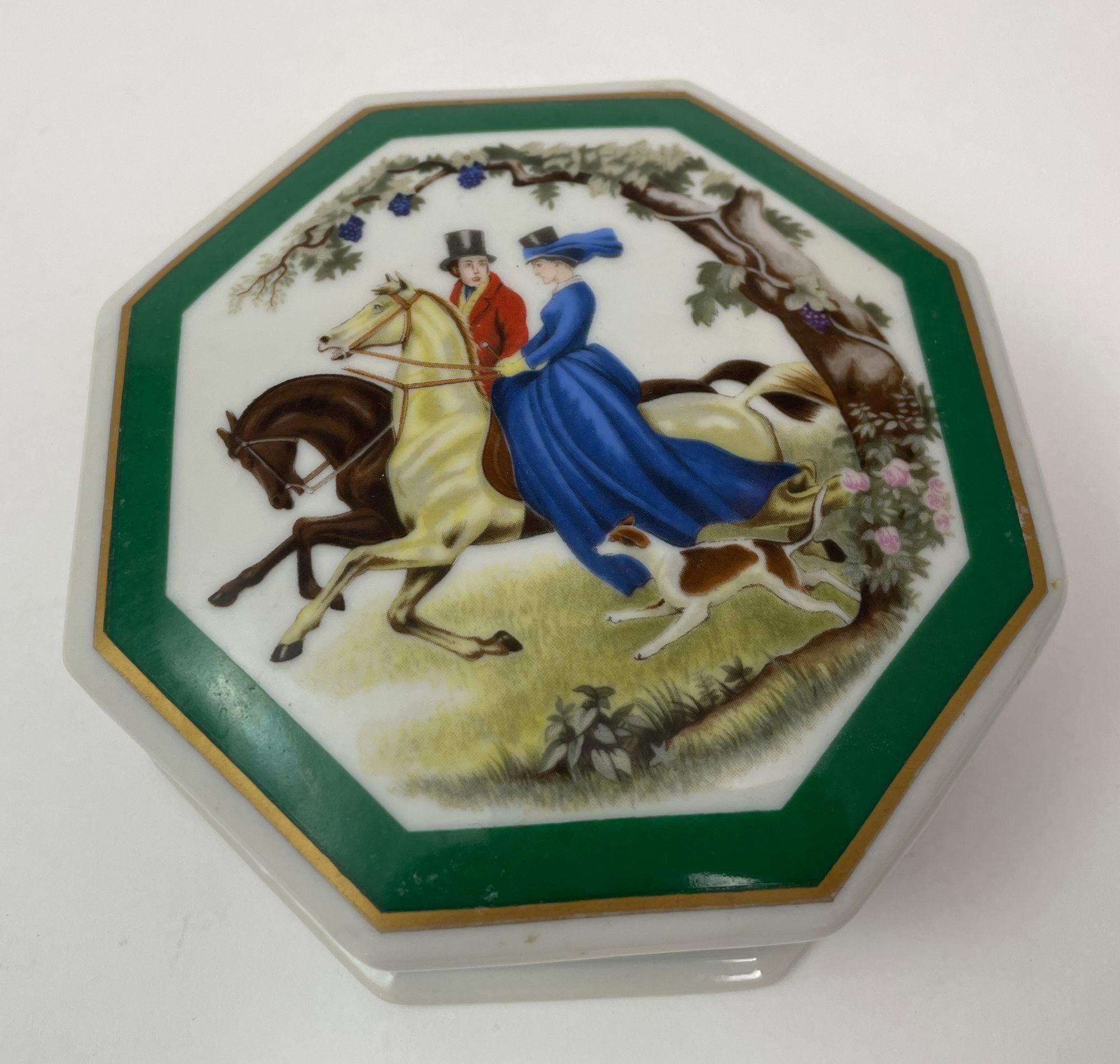 Elizabeth Arden Porcelain Box Southern Heirlooms Made In Japan In Good Condition For Sale In North Hollywood, CA
