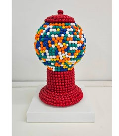 Bunte handgefertigte Gumball-Maschinen-Skulptur aus Ton in Rot. Candy Pop Art Objekt