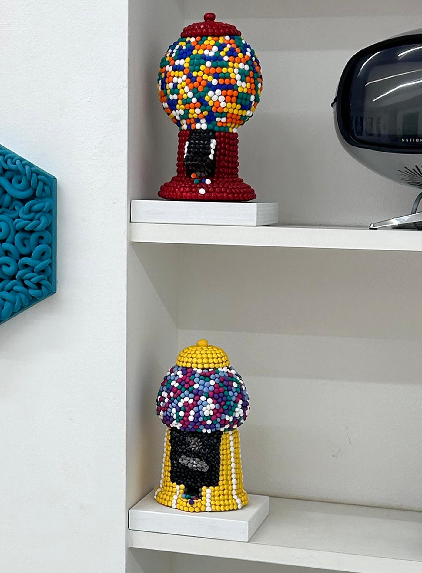 Sculpture colorée de machine à Gumball en argile fabriquée à la main en rouge. Candy Pop Art Objects en vente 1