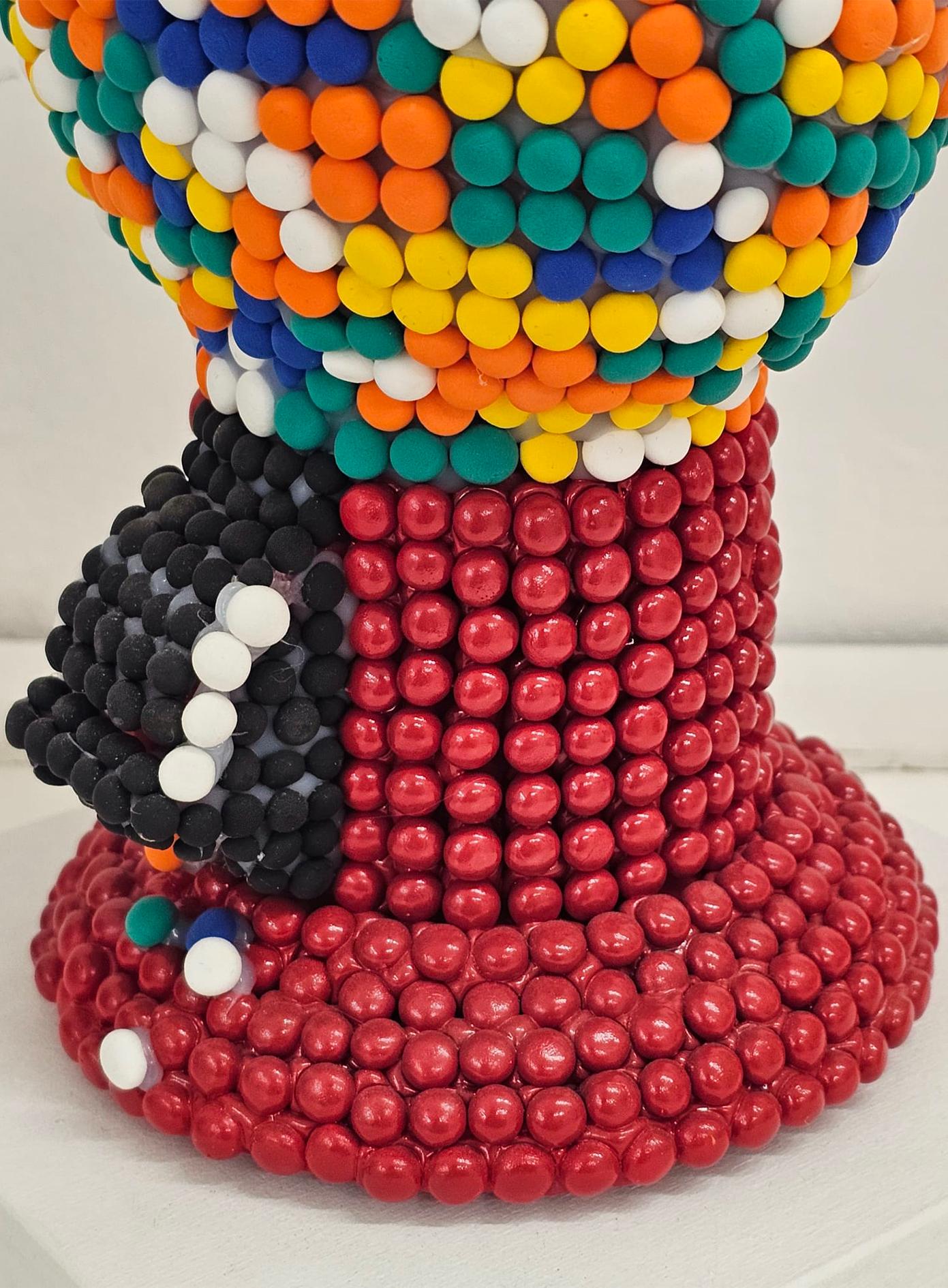 Sculpture colorée de machine à Gumball en argile fabriquée à la main en rouge. Candy Pop Art Objects en vente 2