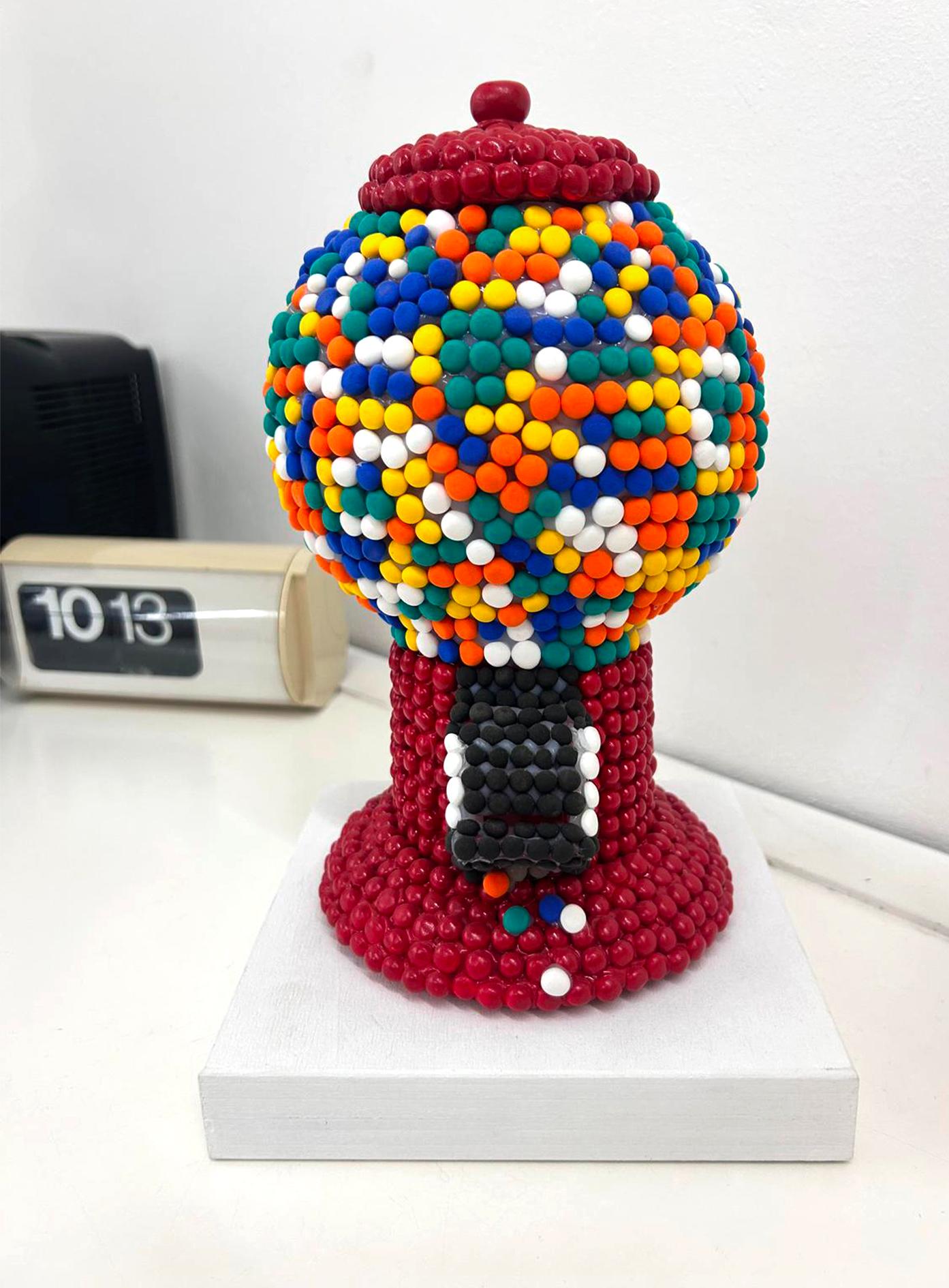 Sculpture colorée de machine à Gumball en argile fabriquée à la main en rouge. Candy Pop Art Objects en vente 6
