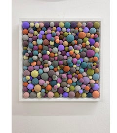 Scultura quadrata in rilievo di argilla multicolore. Mosaico 3D "Notte di bolle"