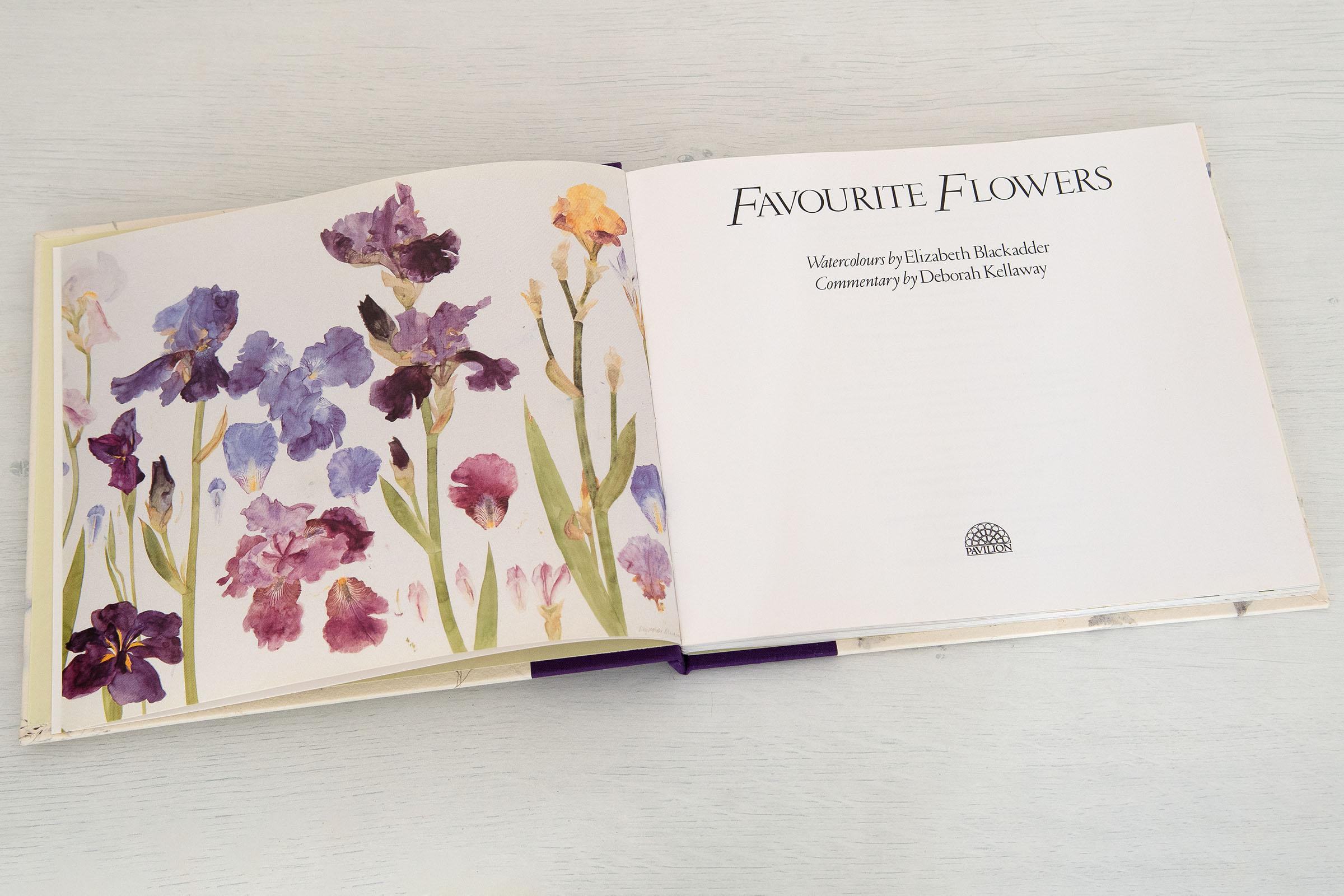 „Favourite Flowers“ Limitierte Auflage des Buches „Favourite Flowers“ mit signierter Aquatinta „Iris“ (Beige), Print, von Elizabeth Blackadder