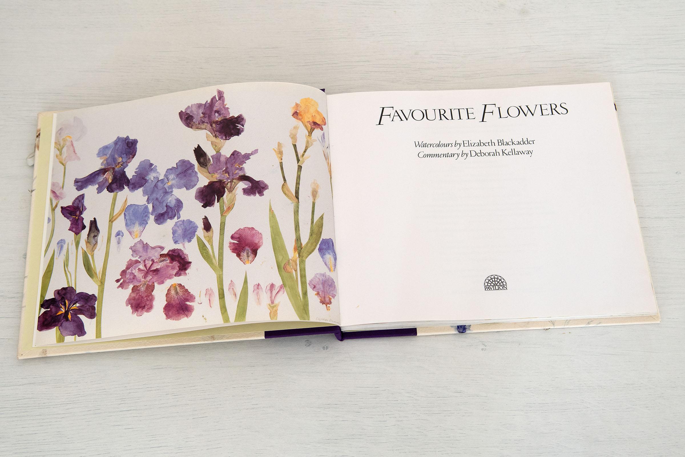„Favourite Flowers“ Limitierte Auflage des Buches mit signierter Aquatinta „Salpiglossis“ (Weiß), Print, von Elizabeth Blackadder