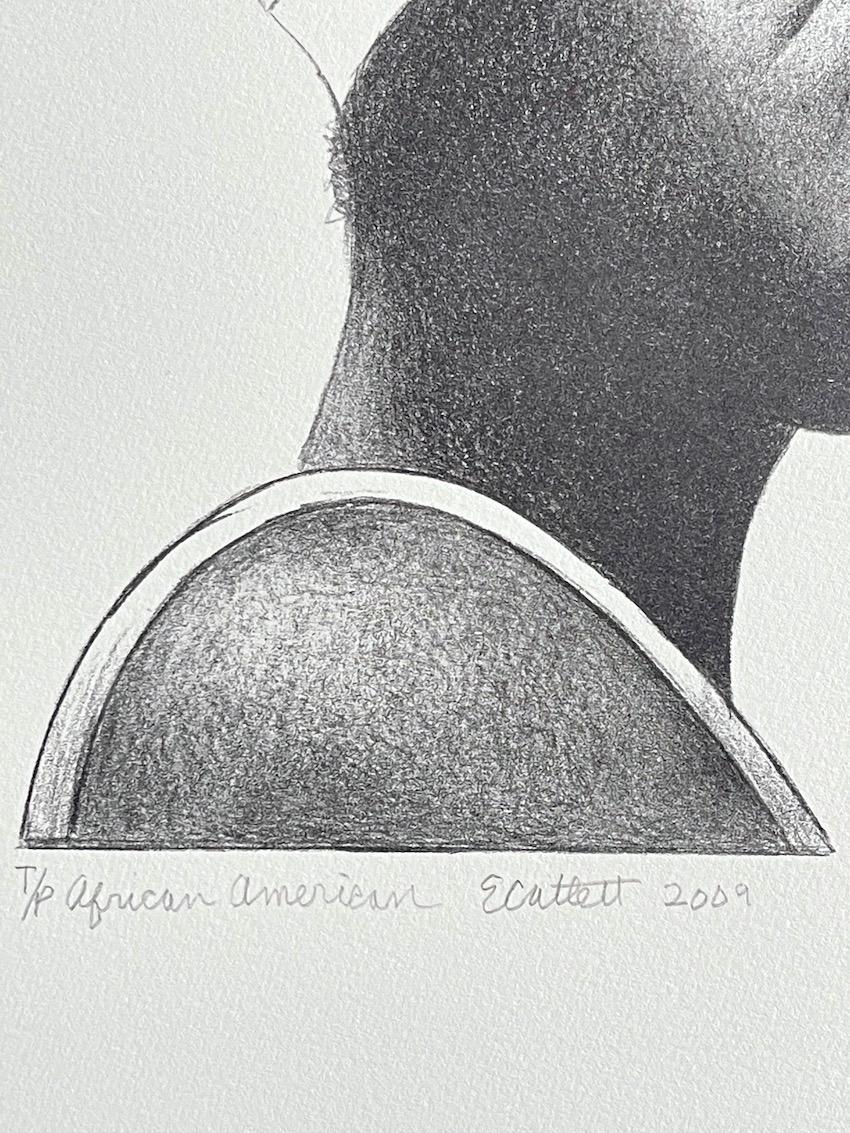AFRICAN AMERICAN WOMAN ist eine handgezeichnete Original-Lithographie der bekannten afroamerikanischen Künstlerin Elizabeth Catlett in limitierter Auflage, gedruckt mit hellschwarzer Tinte auf cremefarbenem Somerset-Papier, 100% säurefrei, in