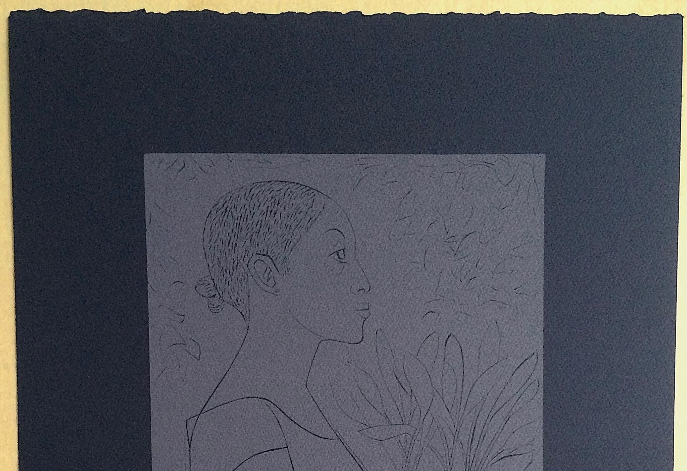 GLORIA Linograbado firmado sobre arcos negros, Retrato de mujer negra de perfil de pie - Interior Print Negro de Elizabeth Catlett