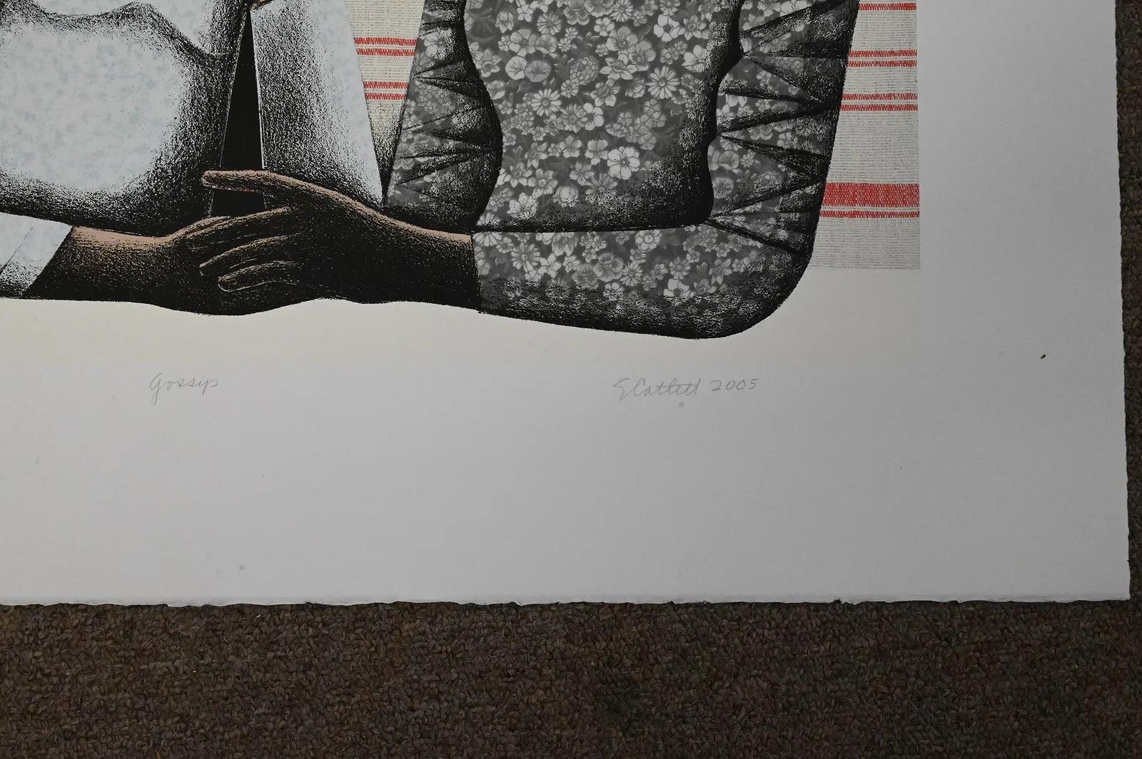 Gossip ' signierte und nummerierte Lithographie von Elizabeth Catlett im Angebot 2