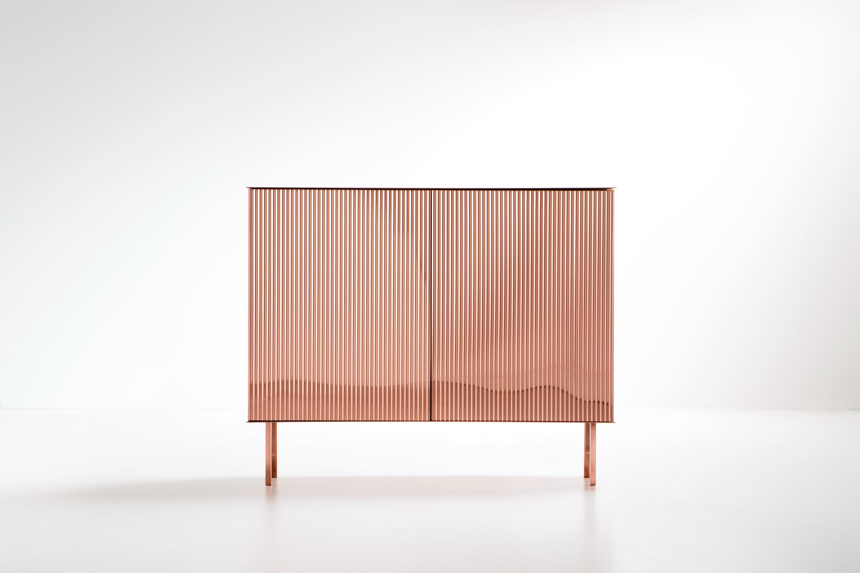 Tavolo consolle Elizabeth di De Castelli
Dimensioni: L. 122 x P. 37 x H. 100 cm
Materiali: Rame lucido, Wood
Sono disponibili anche versioni in ottone e acciaio inossidabile. Contattaci per qualsiasi richiesta.

Come una ballerina sulle punte,